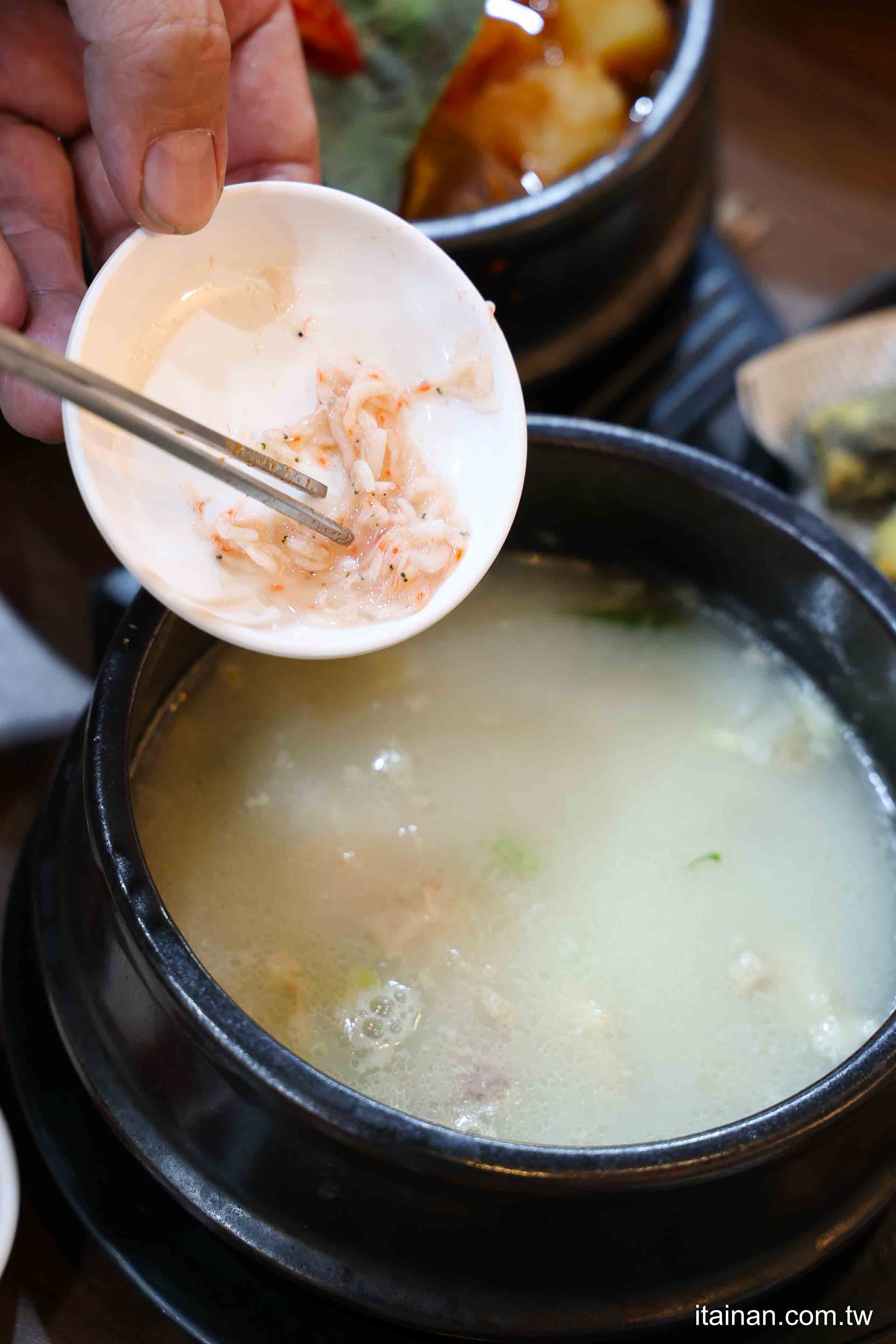 不用飛韓國~台南也能吃到道地韓式豬肉湯飯、馬鈴薯龍骨湯、DIY拳頭飯，小菜無限享用，免費提供寵物餐與兒童餐!「庫霸豬肉湯飯」｜台南安平美食｜寵物友善｜平價韓式料理