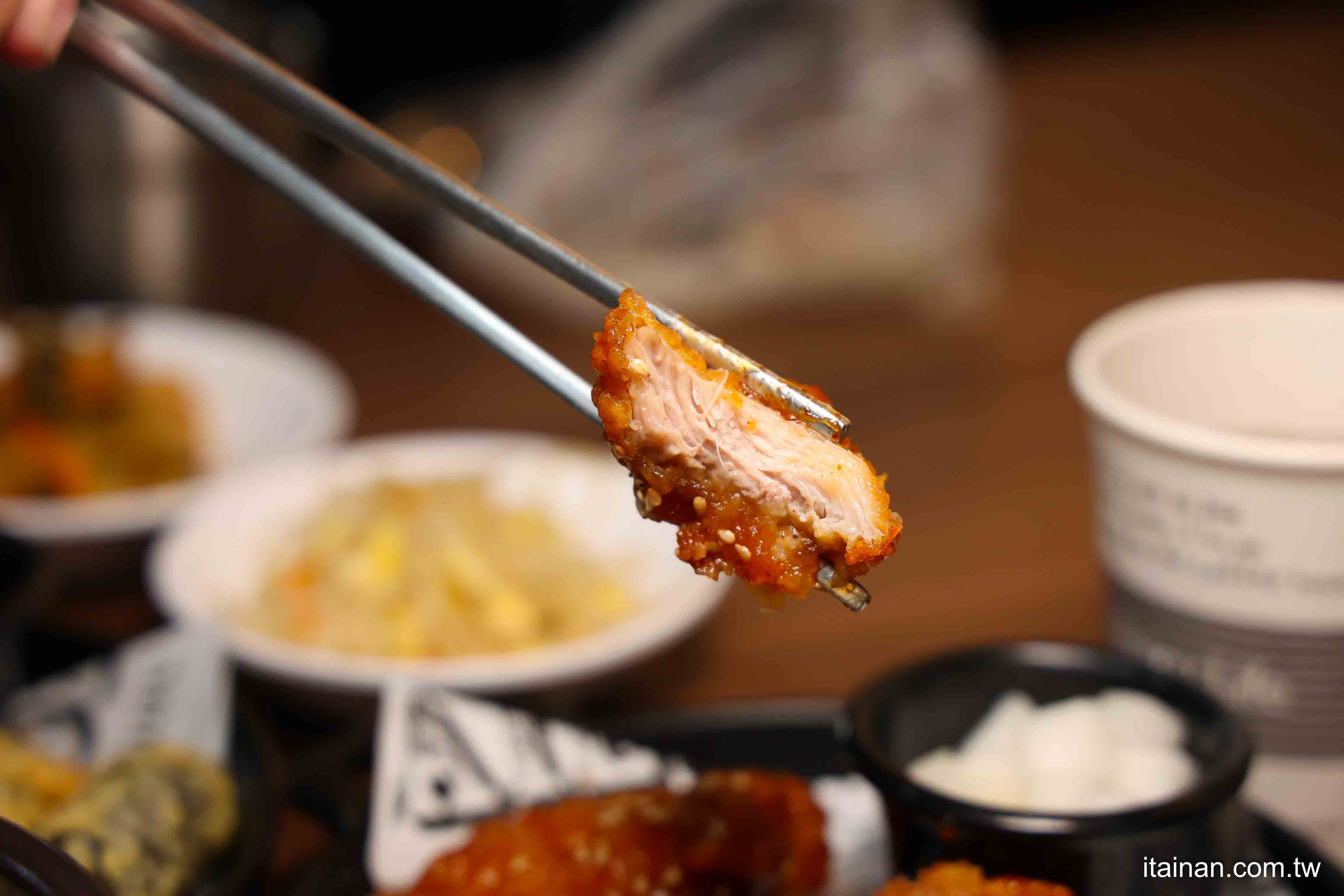 不用飛韓國~台南也能吃到道地韓式豬肉湯飯、馬鈴薯龍骨湯、DIY拳頭飯，小菜無限享用，免費提供寵物餐與兒童餐!「庫霸豬肉湯飯」｜台南安平美食｜寵物友善｜平價韓式料理