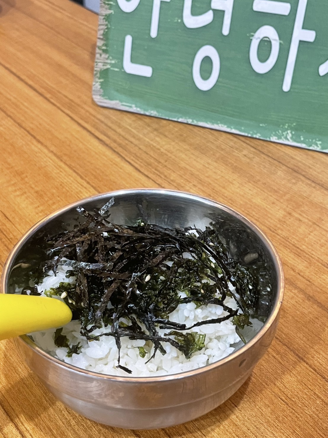 不用飛韓國~台南也能吃到道地韓式豬肉湯飯、馬鈴薯龍骨湯、DIY拳頭飯，小菜無限享用，免費提供寵物餐與兒童餐!「庫霸豬肉湯飯」｜台南安平美食｜寵物友善｜平價韓式料理