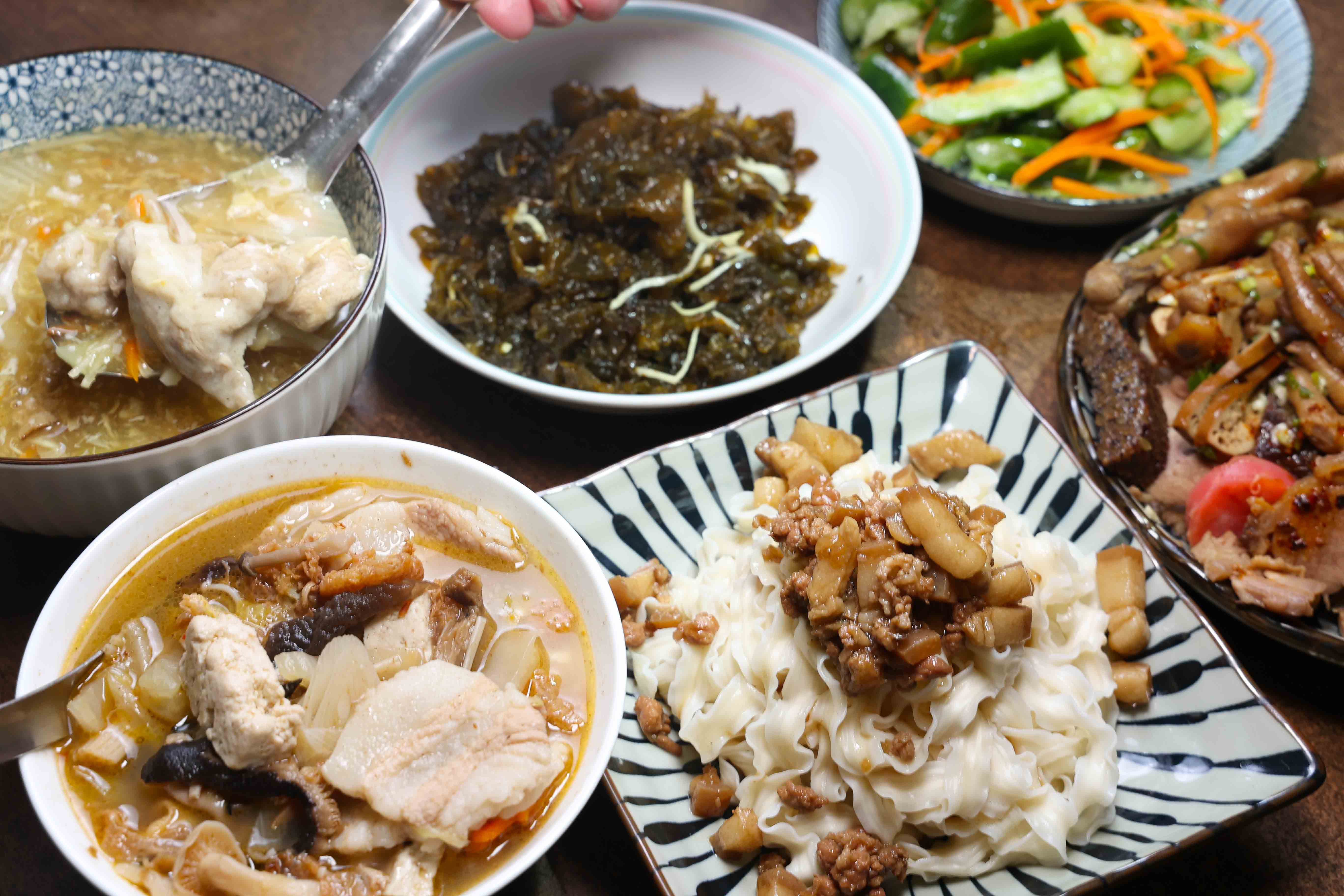 【市場裡的經典滋味】買了就走~崇義黃昏市場的得來速「金福記香菇肉羹」，濃郁不膩，古早味滿分！