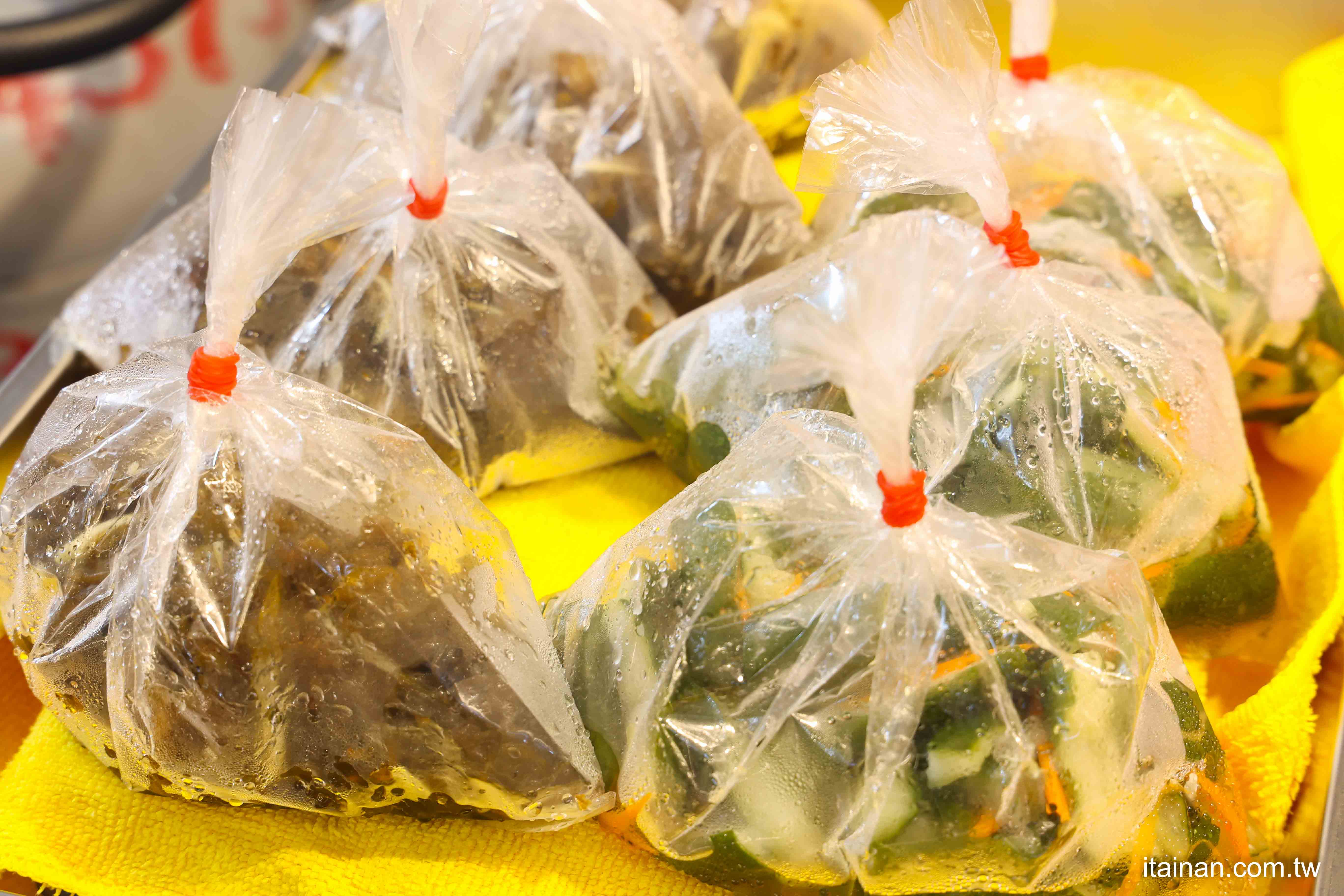 【市場裡的經典滋味】買了就走~崇義黃昏市場的得來速「金福記香菇肉羹」，濃郁不膩，古早味滿分！
