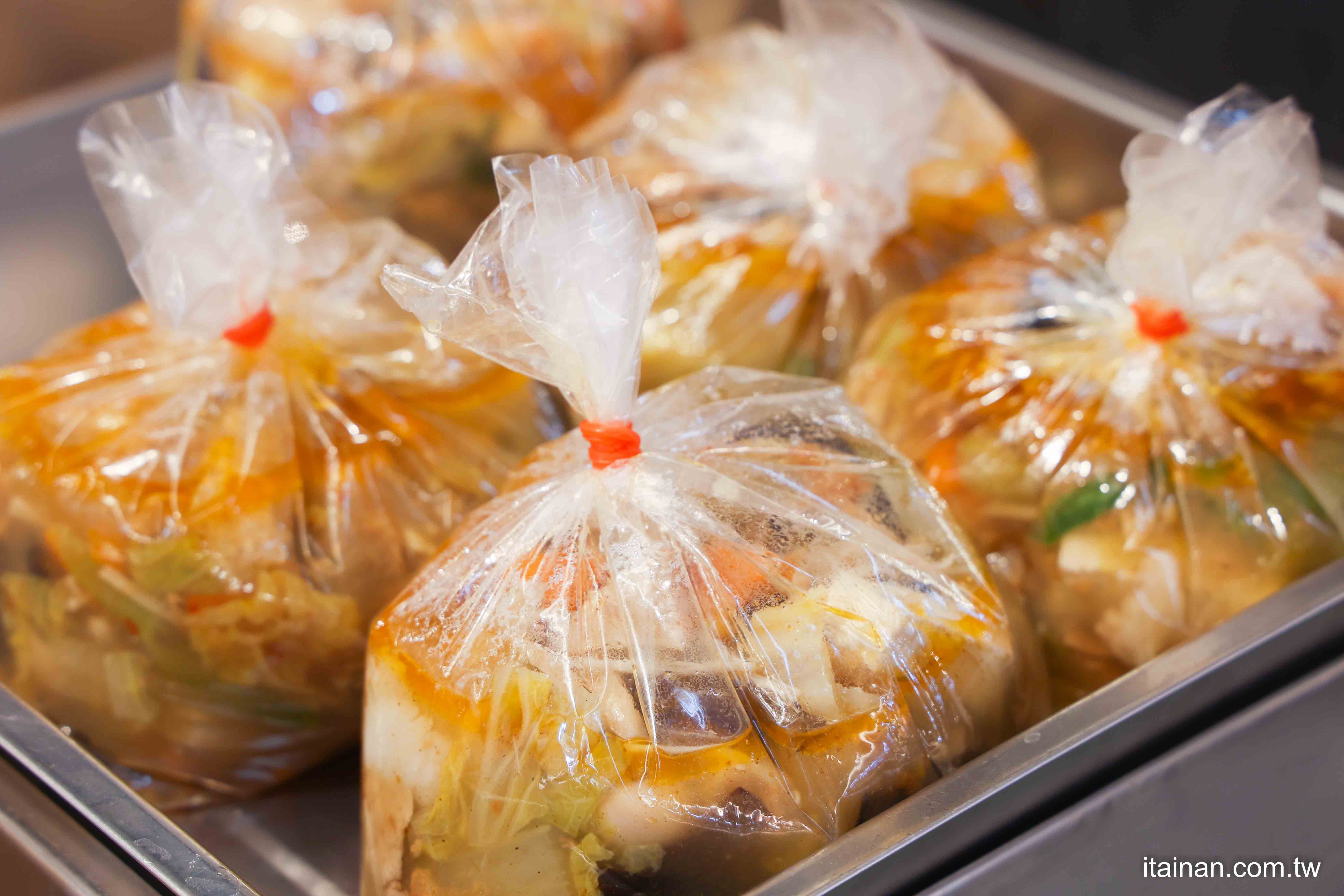 【市場裡的經典滋味】買了就走~崇義黃昏市場的得來速「金福記香菇肉羹」，濃郁不膩，古早味滿分！