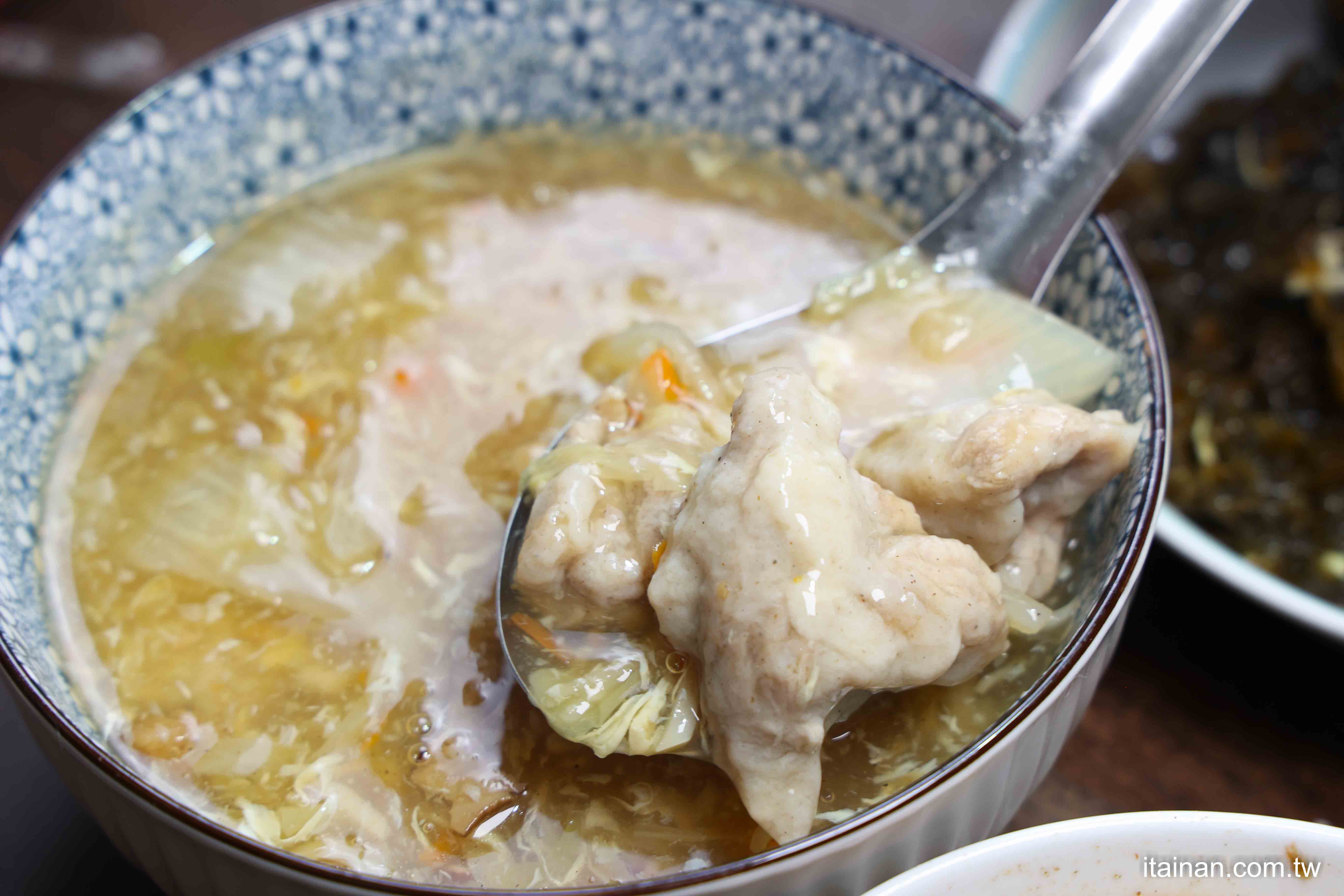 【市場裡的經典滋味】買了就走~崇義黃昏市場的得來速「金福記香菇肉羹」，濃郁不膩，古早味滿分！