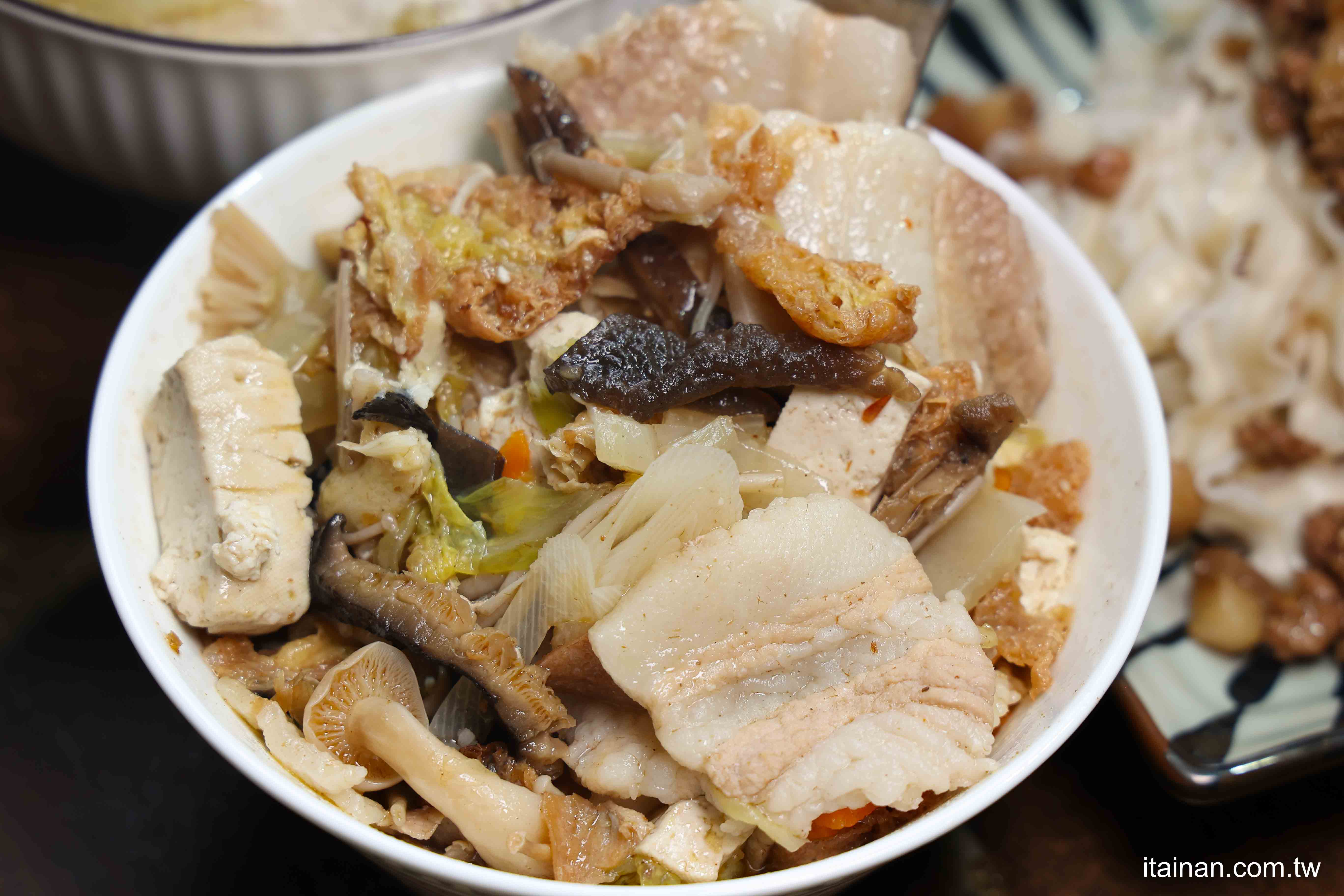 【市場裡的經典滋味】買了就走~崇義黃昏市場的得來速「金福記香菇肉羹」，濃郁不膩，古早味滿分！