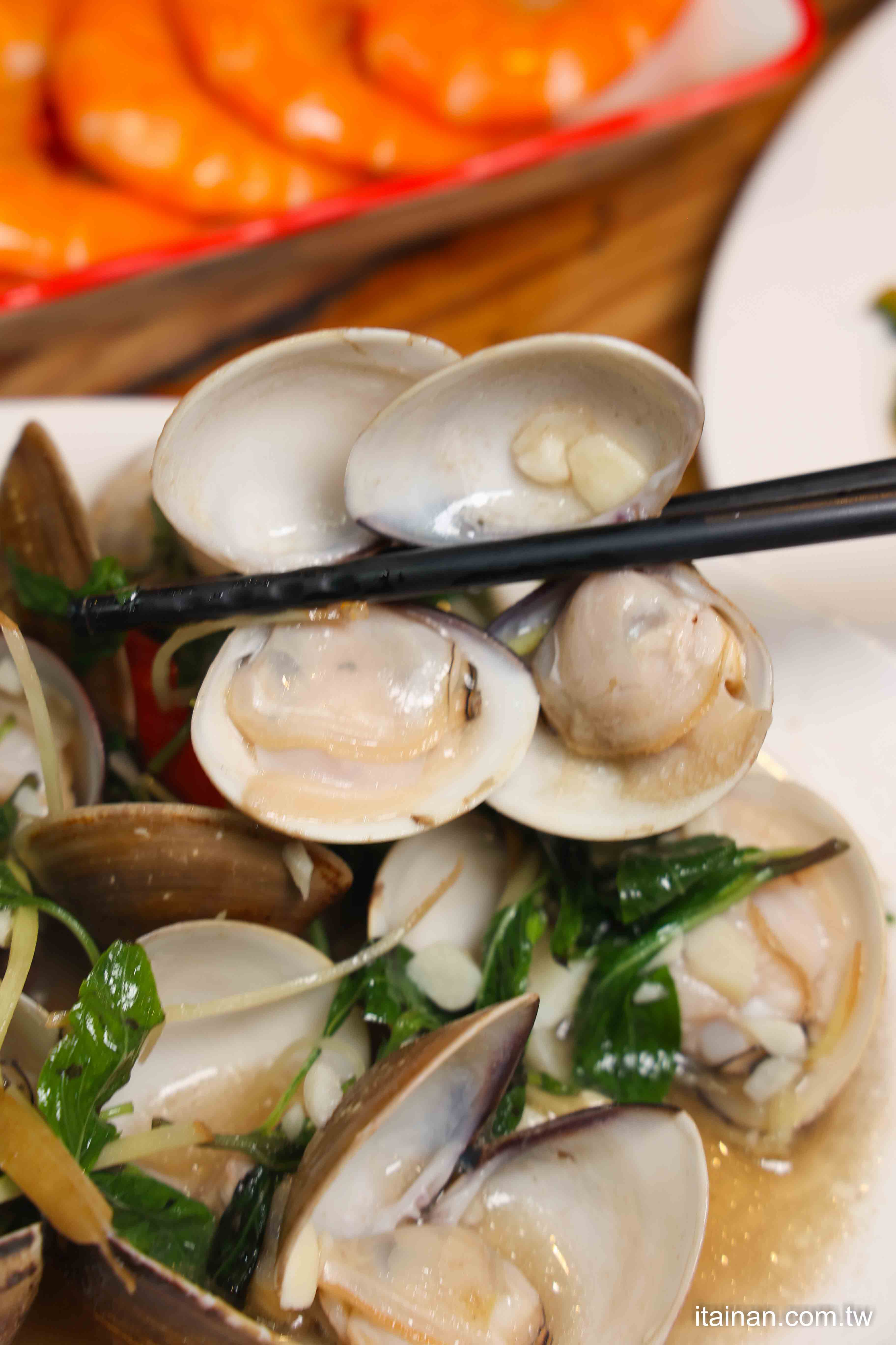 從『好拍』到『好吃』，重拾料理的節奏，讓每一道菜都值得被細細品嚐 ! 「府城騷烤家」台南熱炒串燒推薦｜台南宵夜
