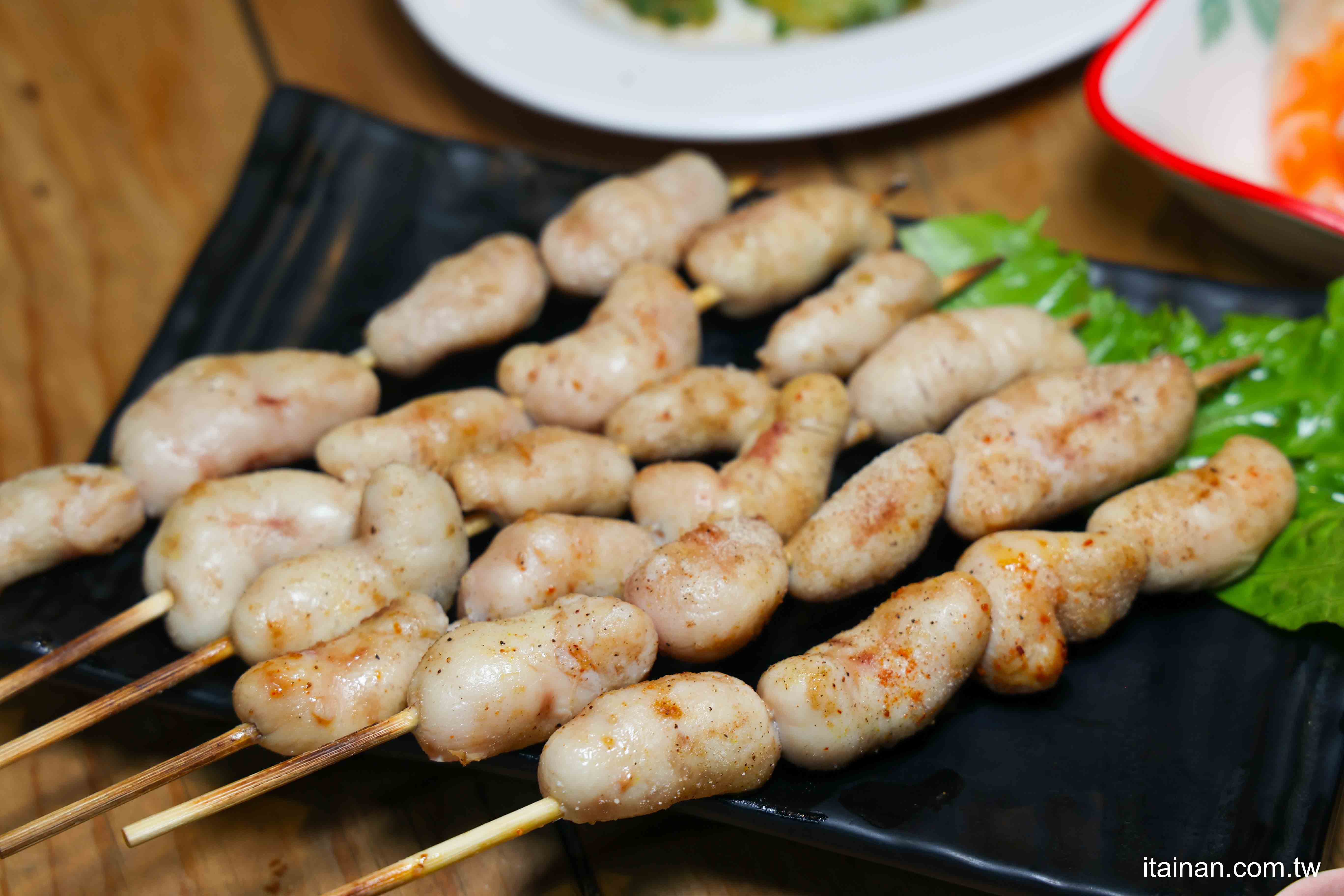 從『好拍』到『好吃』，重拾料理的節奏，讓每一道菜都值得被細細品嚐 ! 「府城騷烤家」台南熱炒串燒推薦｜台南宵夜