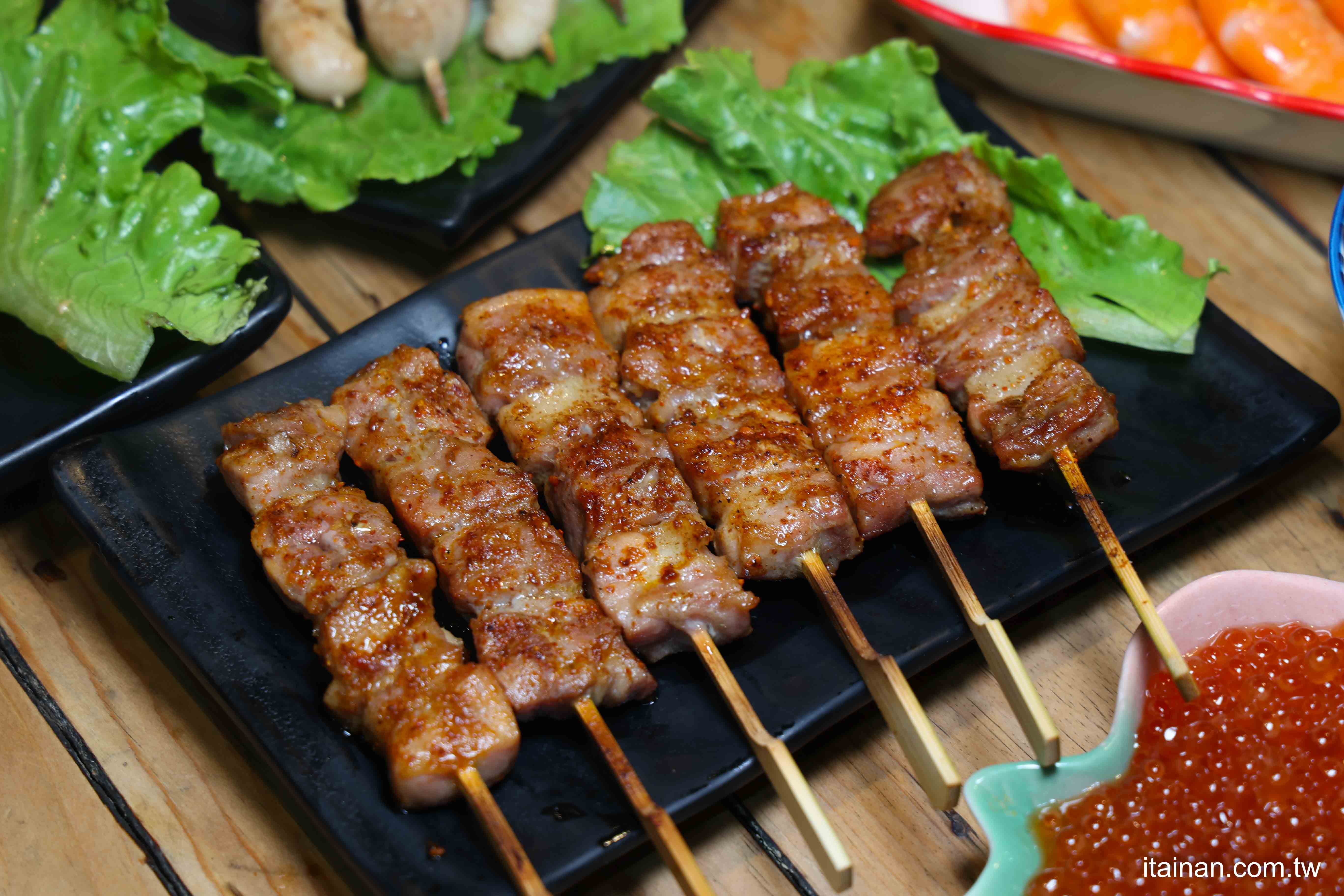 從『好拍』到『好吃』，重拾料理的節奏，讓每一道菜都值得被細細品嚐 ! 「府城騷烤家」台南熱炒串燒推薦｜台南宵夜