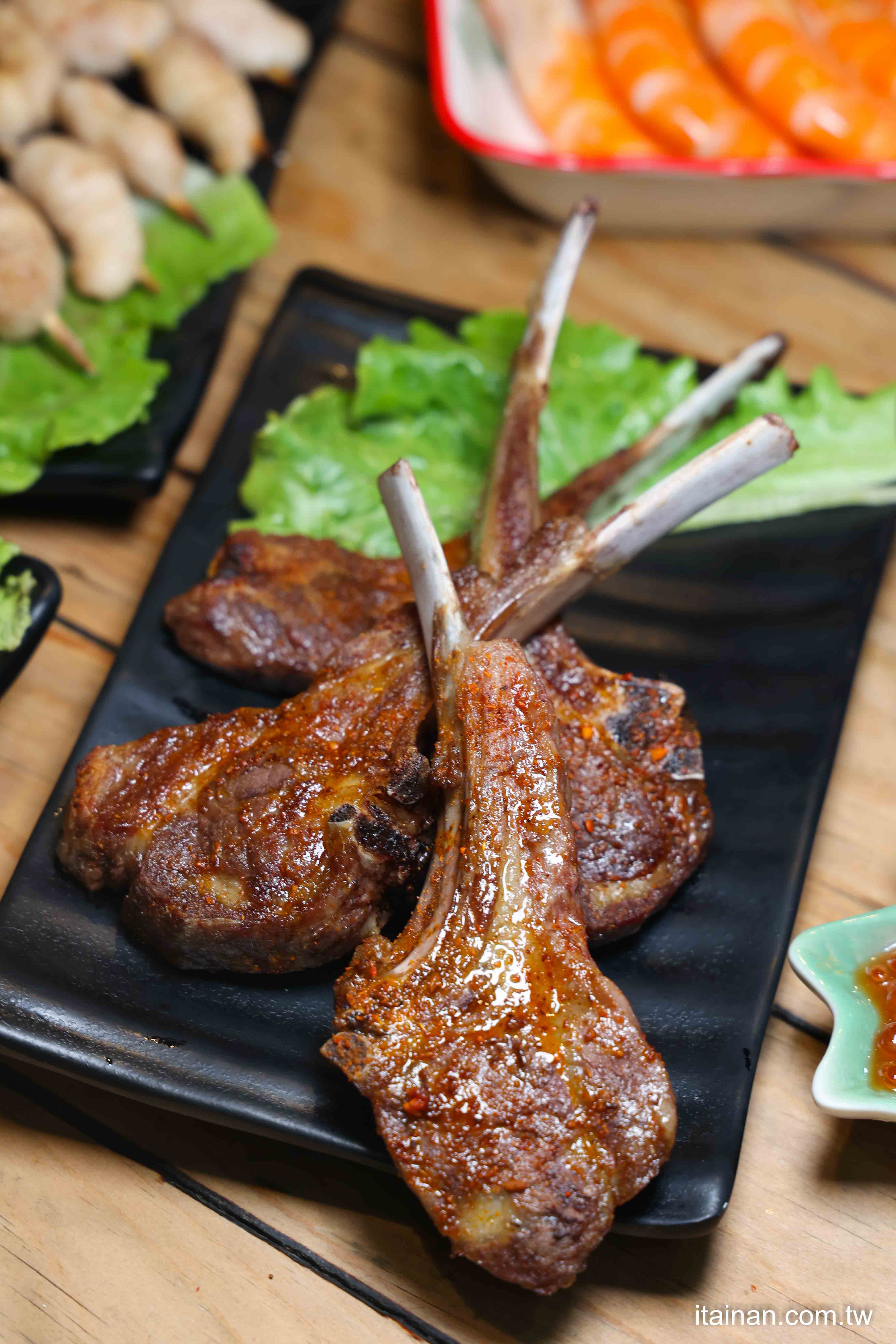 從『好拍』到『好吃』，重拾料理的節奏，讓每一道菜都值得被細細品嚐 ! 「府城騷烤家」台南熱炒串燒推薦｜台南宵夜