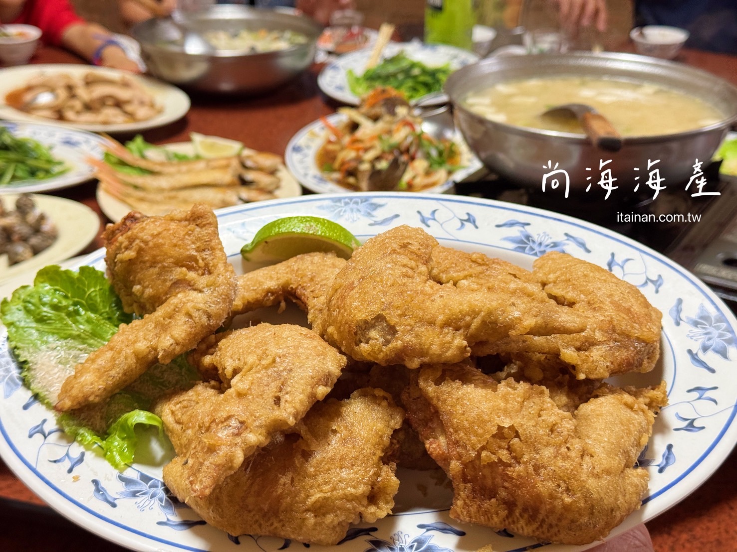海產店竟藏超好吃炸雞翅!台南人的深夜食堂老饕帶路才知道，「尚海海產」海產粥、炸雞翅必點｜尚海活虫市