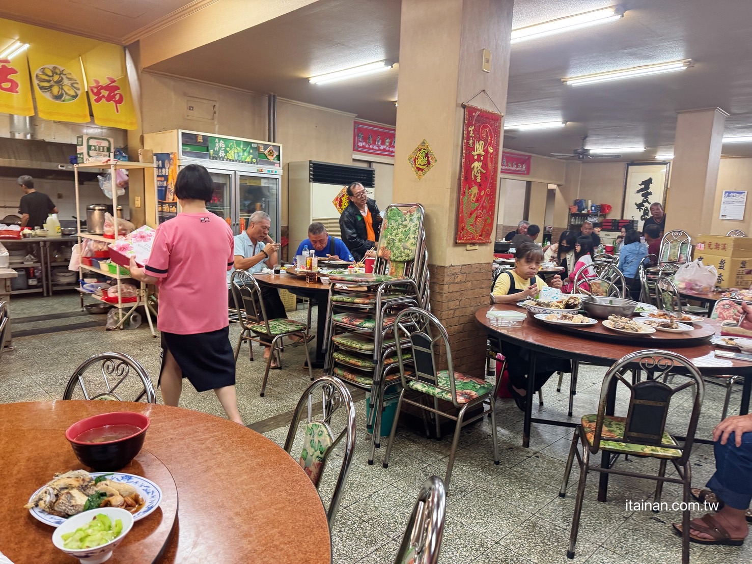 海產店竟藏超好吃炸雞翅!台南人的深夜食堂老饕帶路才知道，「尚海海產」海產粥、炸雞翅必點｜尚海活虫市