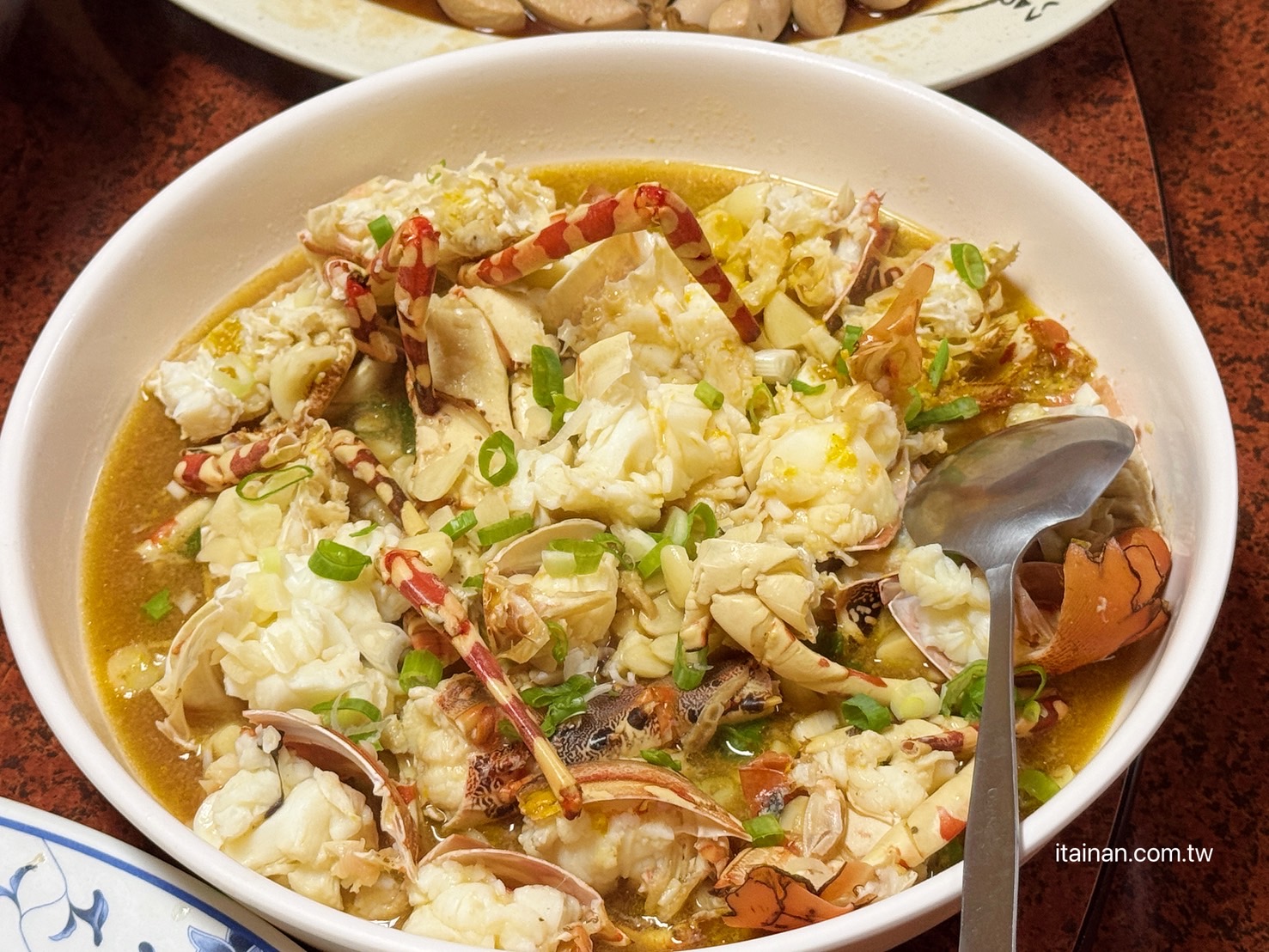 海產店竟藏超好吃炸雞翅!台南人的深夜食堂老饕帶路才知道，「尚海海產」海產粥、炸雞翅必點｜尚海活虫市