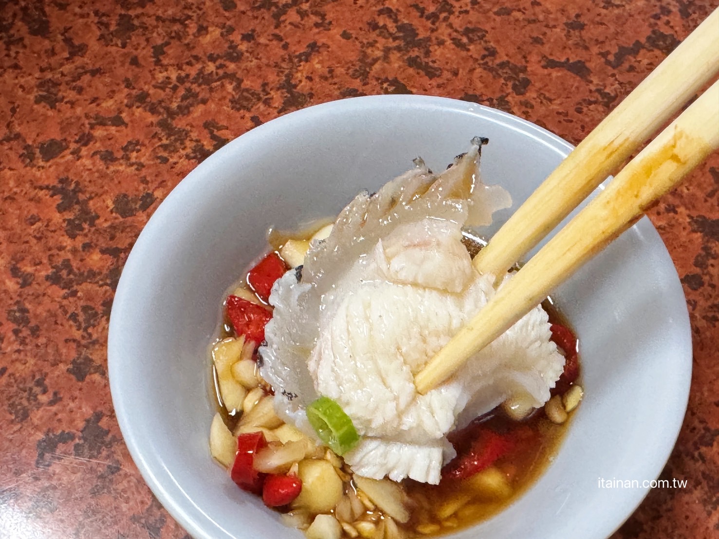 海產店竟藏超好吃炸雞翅!台南人的深夜食堂老饕帶路才知道，「尚海海產」海產粥、炸雞翅必點｜尚海活虫市