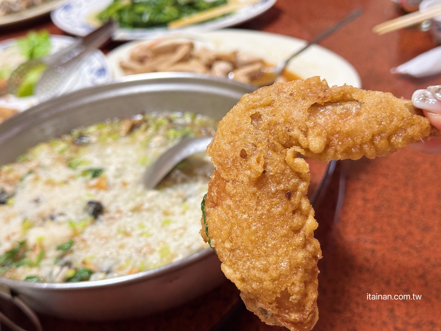 海產店竟藏超好吃炸雞翅!台南人的深夜食堂老饕帶路才知道，「尚海海產」海產粥、炸雞翅必點｜尚海活虫市