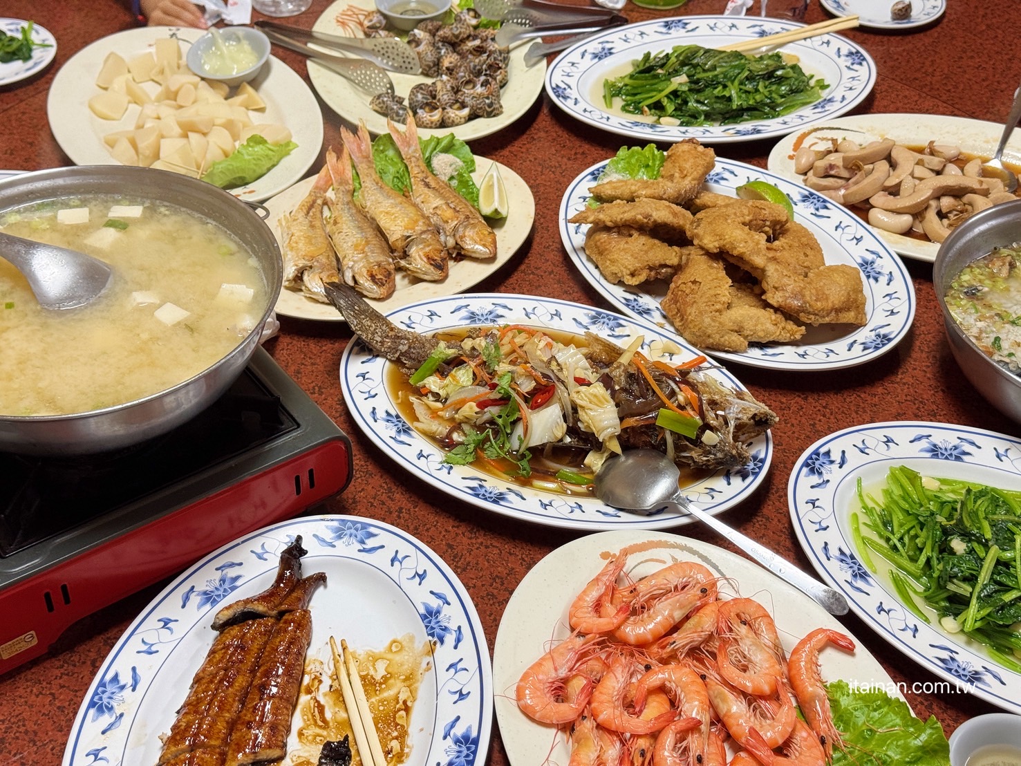 海產店竟藏超好吃炸雞翅!台南人的深夜食堂老饕帶路才知道，「尚海海產」海產粥、炸雞翅必點｜尚海活虫市