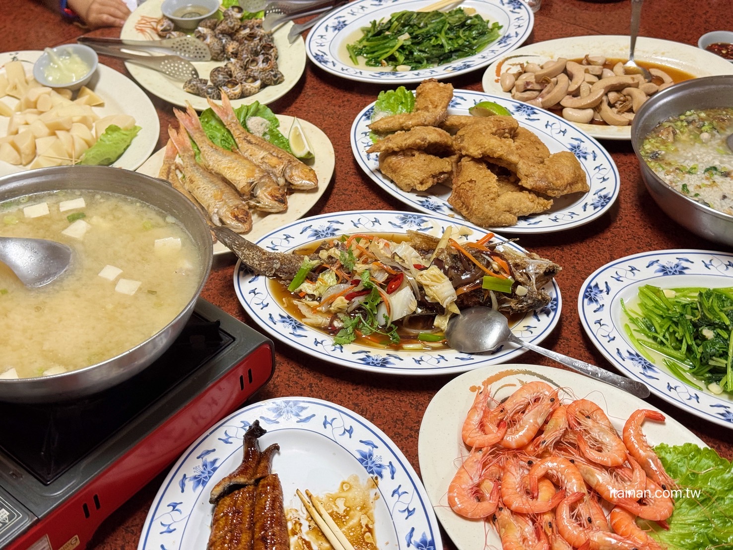 海產店竟藏超好吃炸雞翅!台南人的深夜食堂老饕帶路才知道，「尚海海產」海產粥、炸雞翅必點｜尚海活虫市