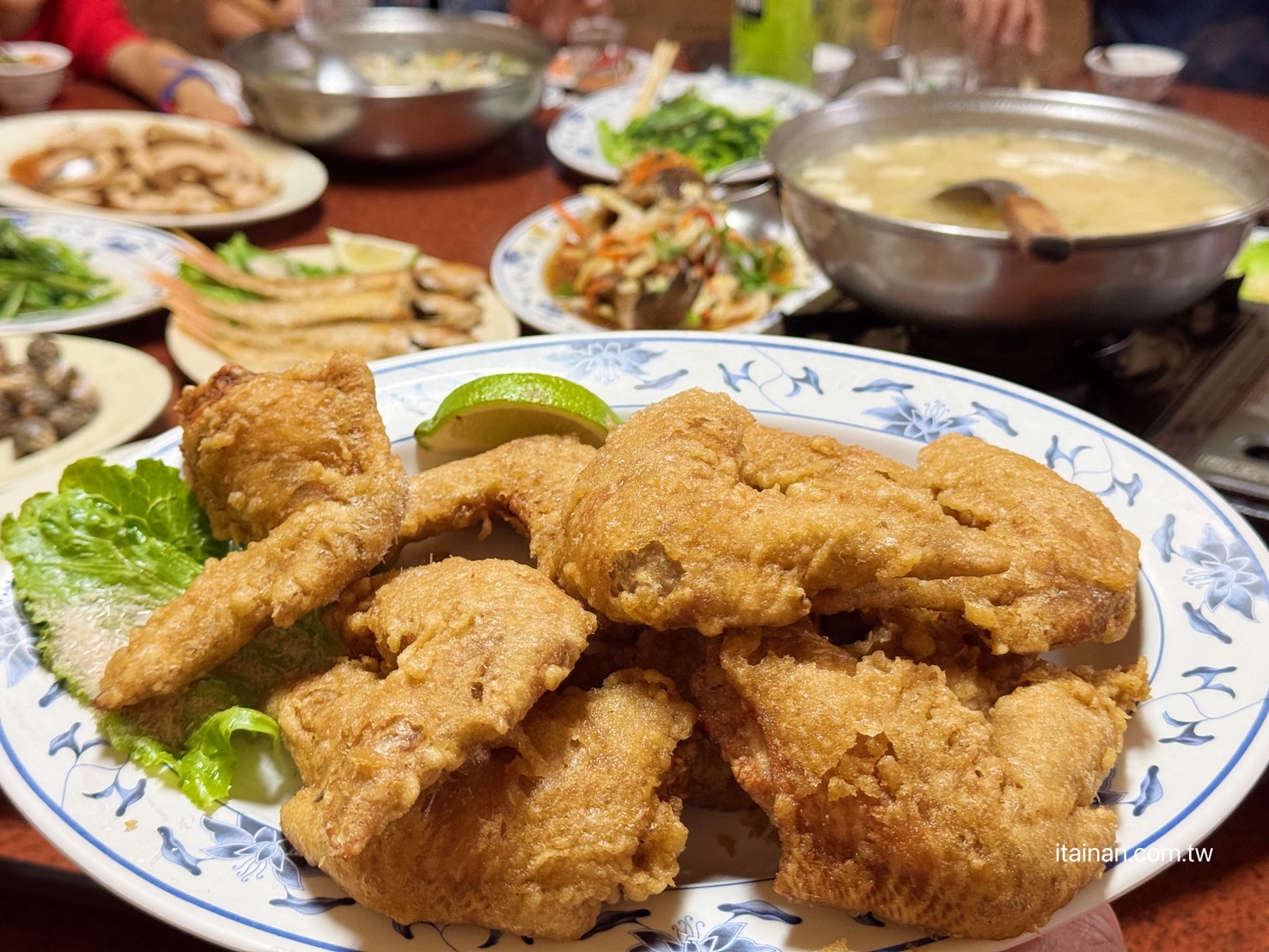 海產店竟藏超好吃炸雞翅!台南人的深夜食堂老饕帶路才知道，「尚海海產」海產粥、炸雞翅必點｜尚海活虫市