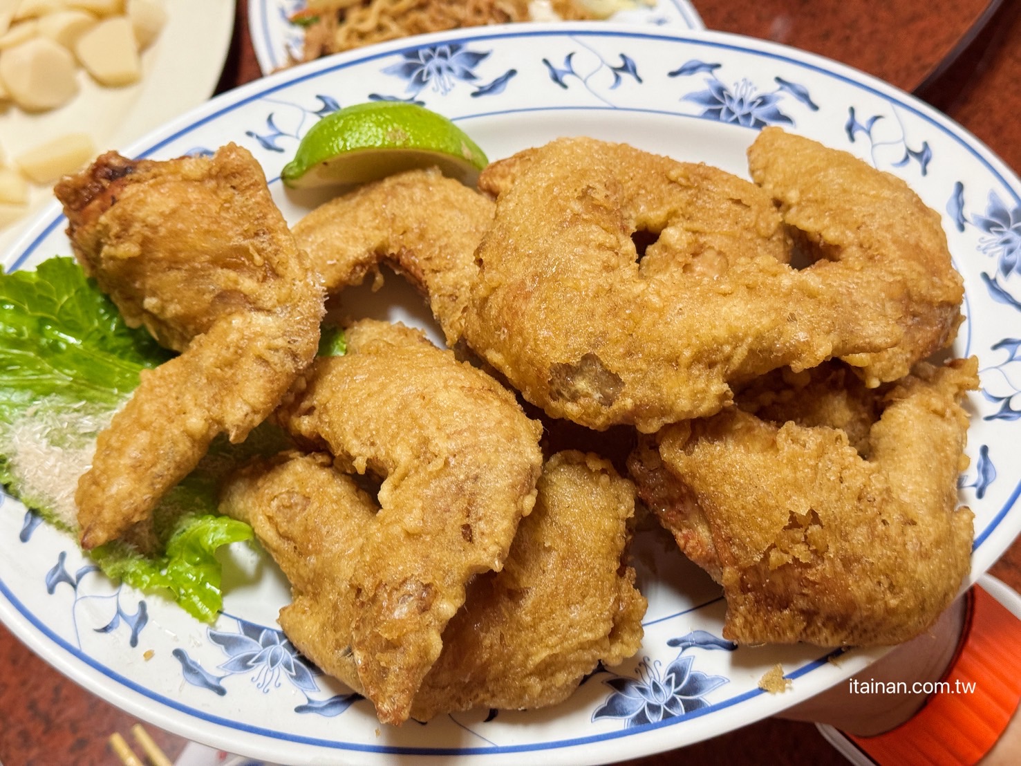 海產店竟藏超好吃炸雞翅!台南人的深夜食堂老饕帶路才知道，「尚海海產」海產粥、炸雞翅必點｜尚海活虫市