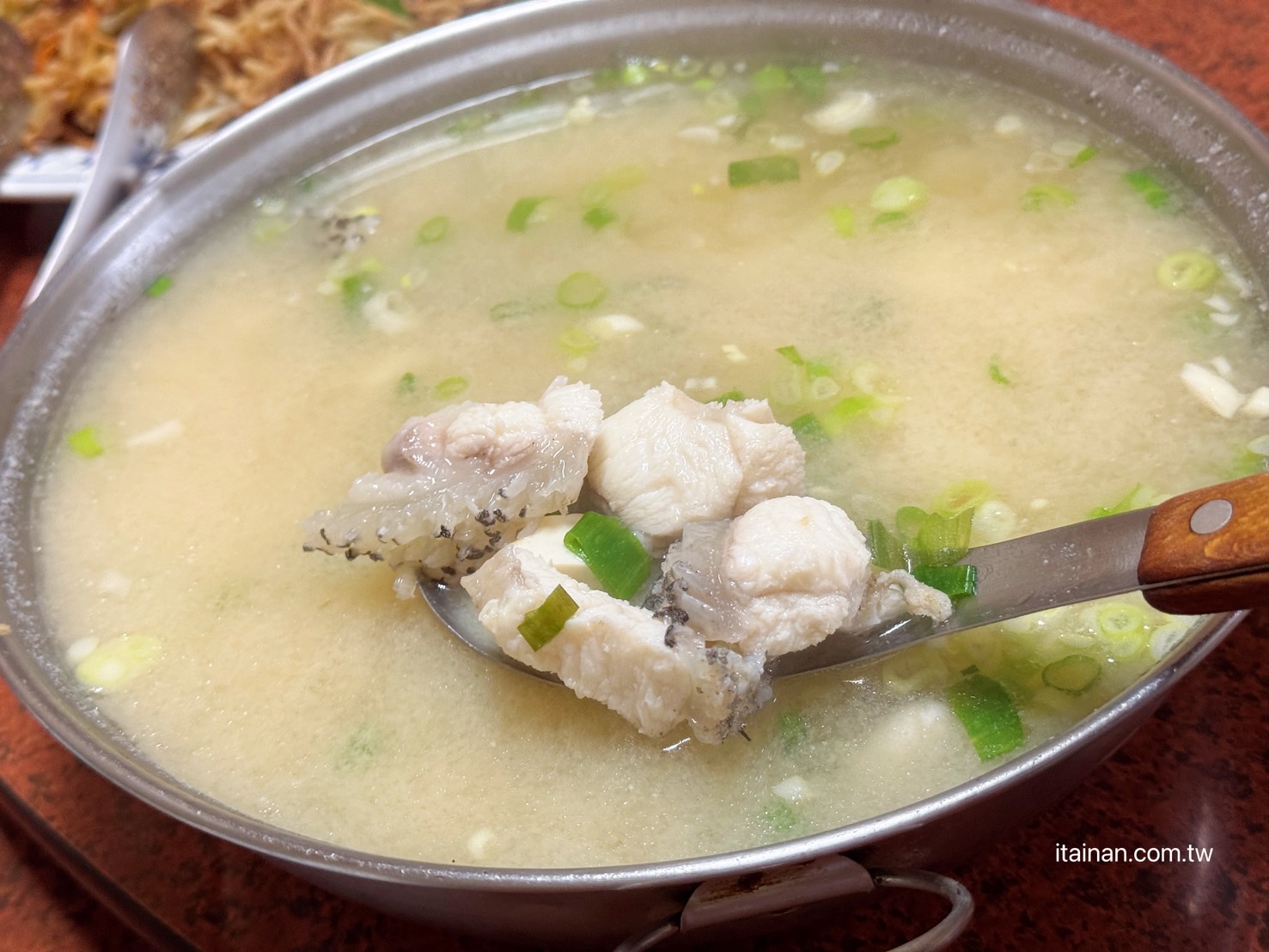 海產店竟藏超好吃炸雞翅!台南人的深夜食堂老饕帶路才知道，「尚海海產」海產粥、炸雞翅必點｜尚海活虫市