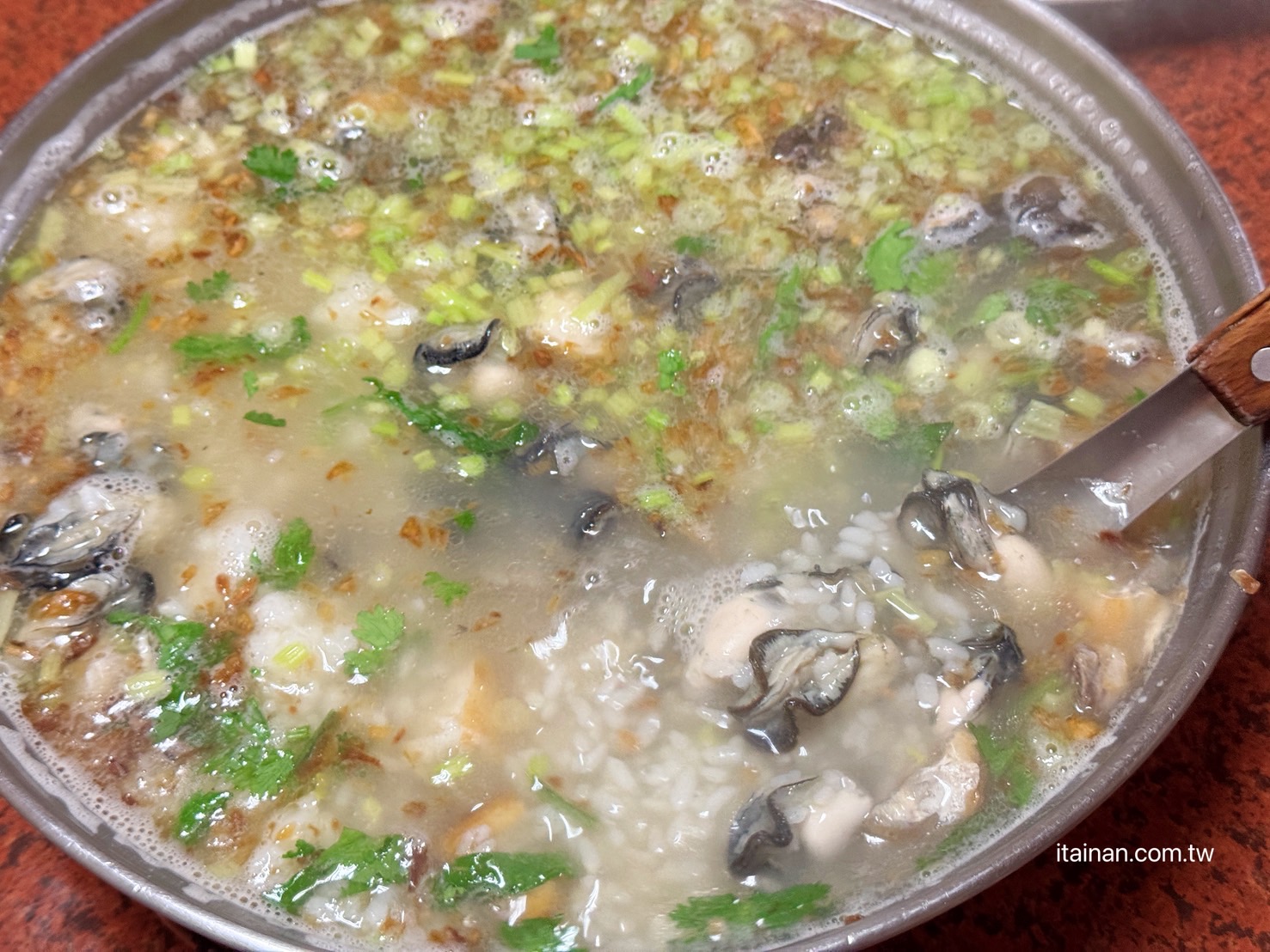 海產店竟藏超好吃炸雞翅!台南人的深夜食堂老饕帶路才知道，「尚海海產」海產粥、炸雞翅必點｜尚海活虫市