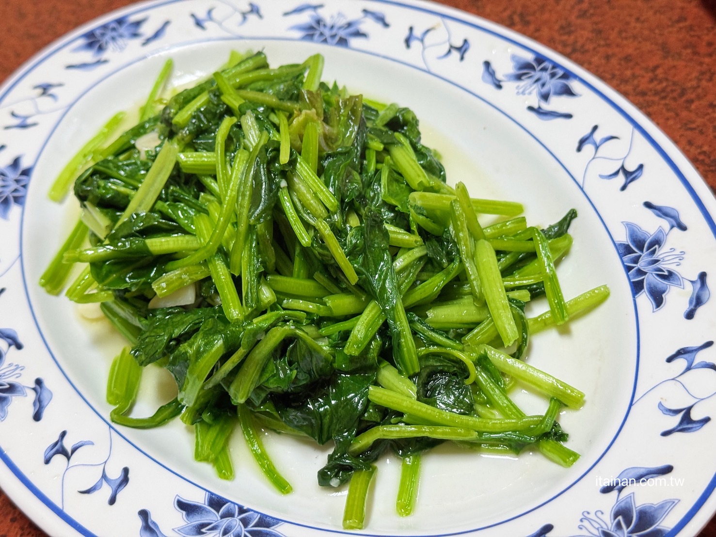 海產店竟藏超好吃炸雞翅!台南人的深夜食堂老饕帶路才知道，「尚海海產」海產粥、炸雞翅必點｜尚海活虫市