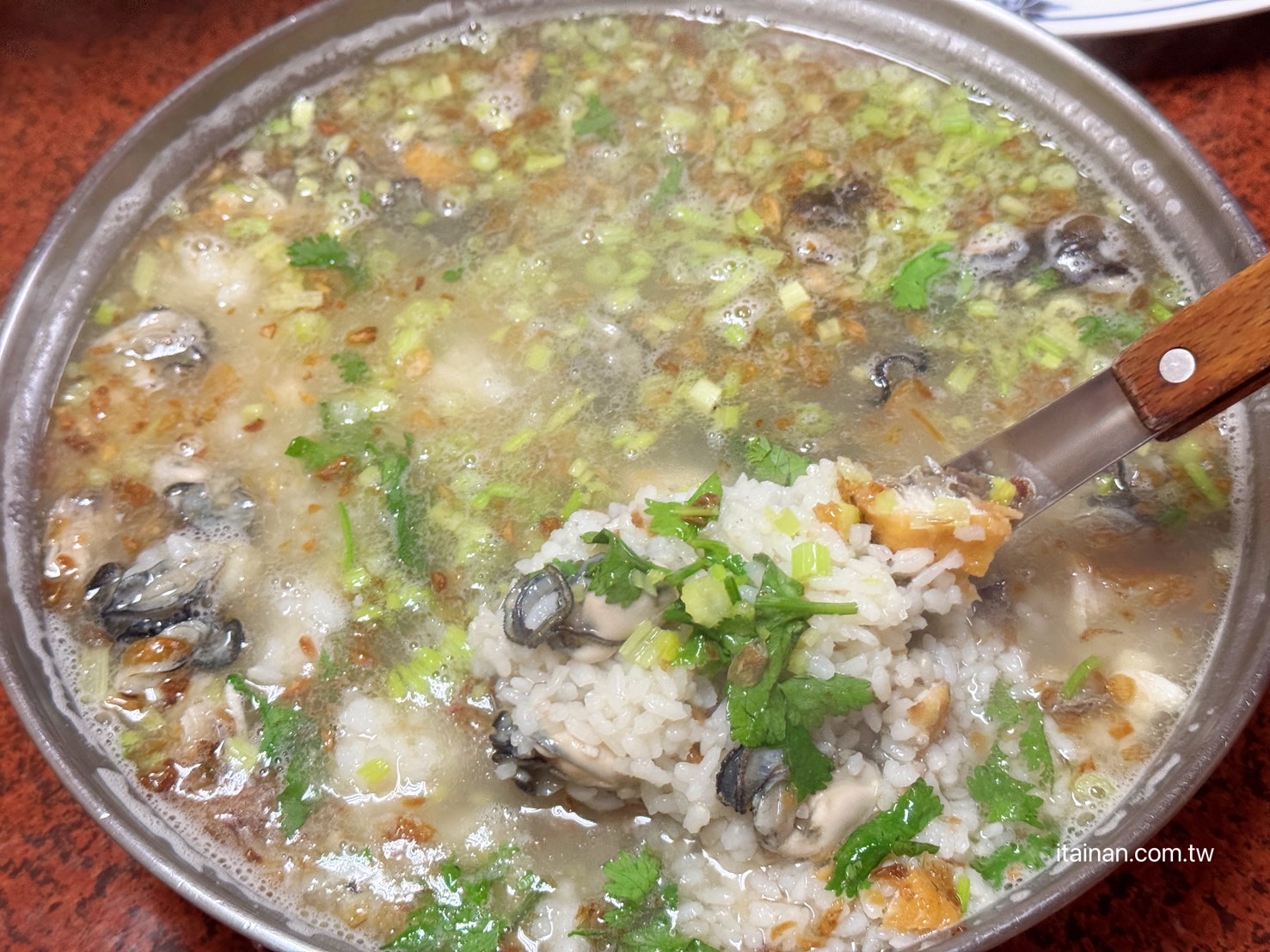 海產店竟藏超好吃炸雞翅!台南人的深夜食堂老饕帶路才知道，「尚海海產」海產粥、炸雞翅必點｜尚海活虫市