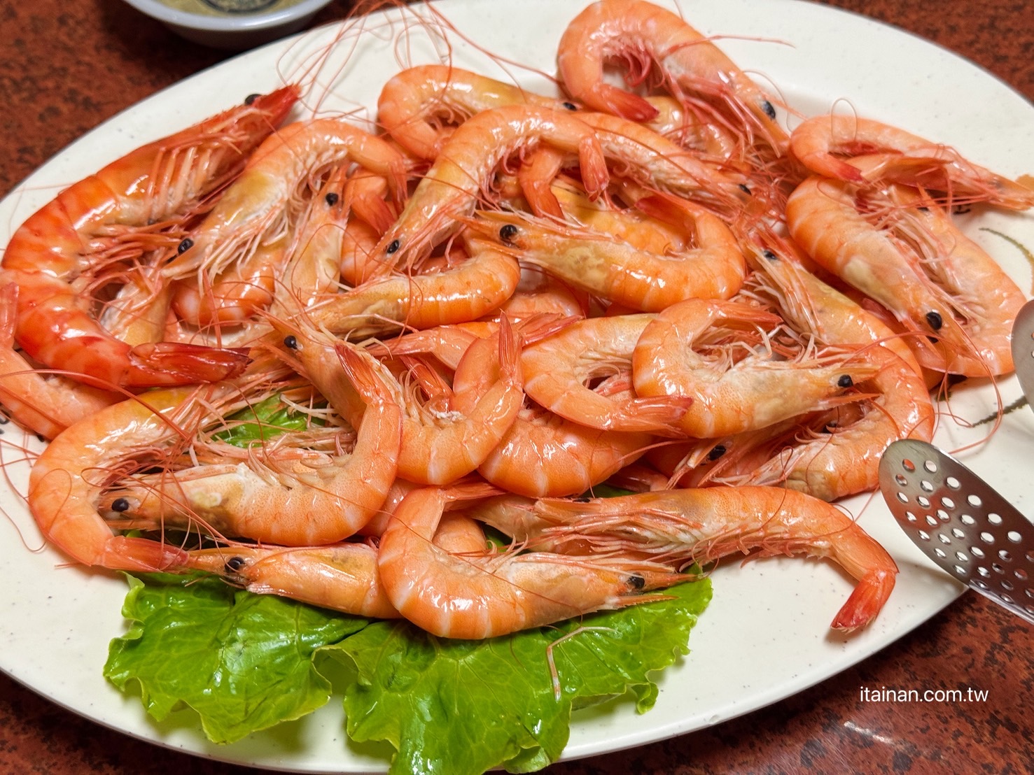 海產店竟藏超好吃炸雞翅!台南人的深夜食堂老饕帶路才知道，「尚海海產」海產粥、炸雞翅必點｜尚海活虫市