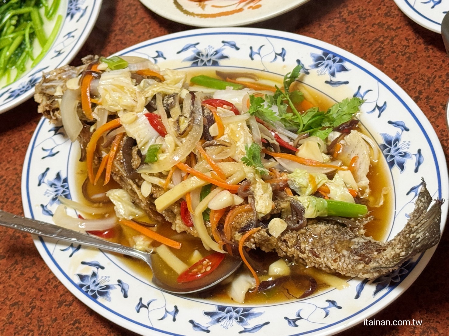 海產店竟藏超好吃炸雞翅!台南人的深夜食堂老饕帶路才知道，「尚海海產」海產粥、炸雞翅必點｜尚海活虫市