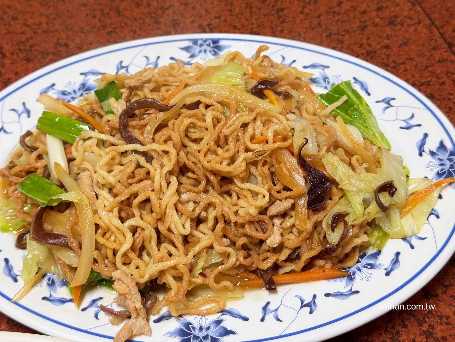 海產店竟藏超好吃炸雞翅!台南人的深夜食堂老饕帶路才知道，「尚海海產」海產粥、炸雞翅必點｜尚海活虫市