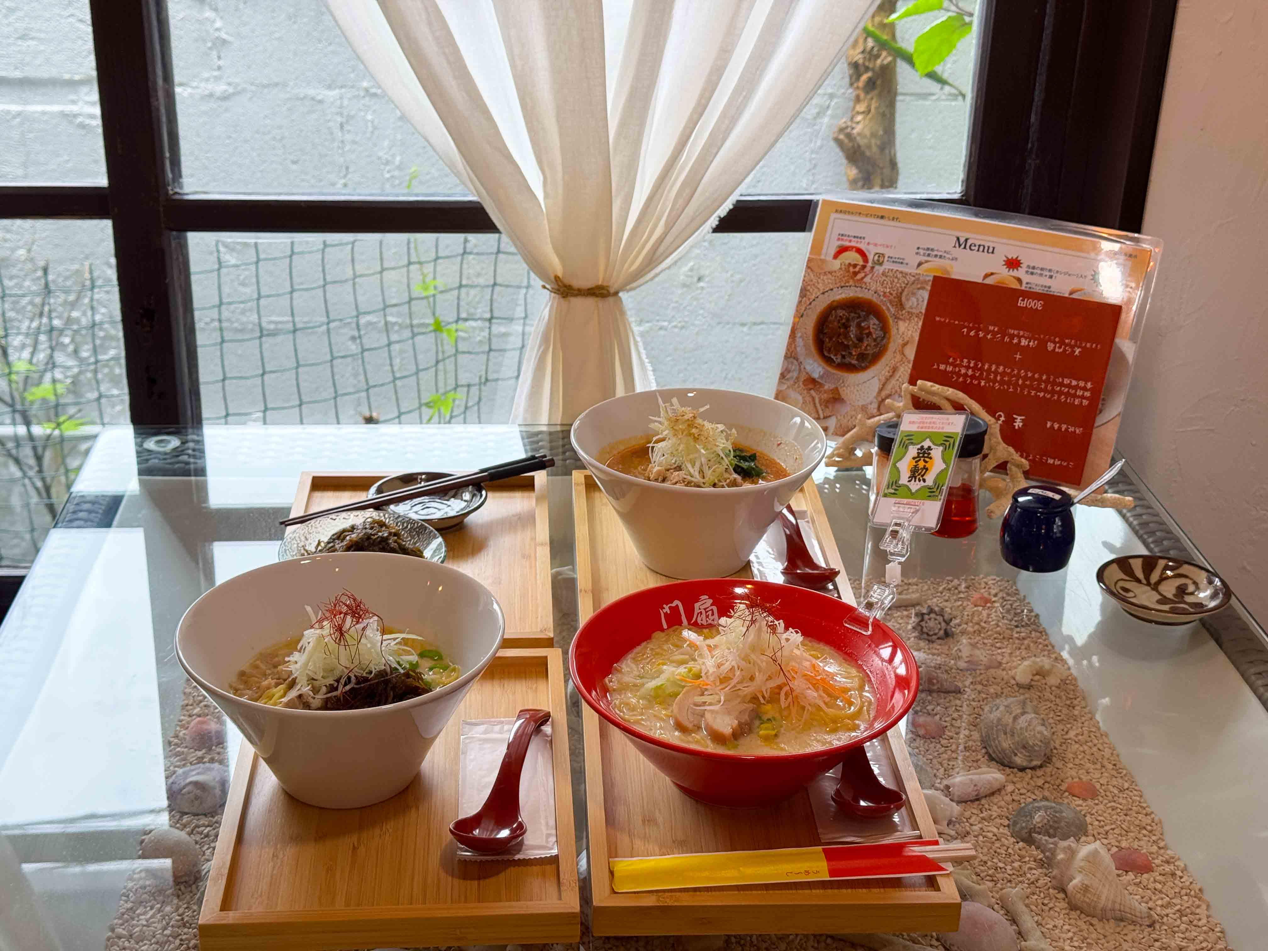 沖繩文青海風小店｜「美ら門扇」藏在巷弄裡的驚喜，獨特酒粕雞白湯拉麵的暖心美味
