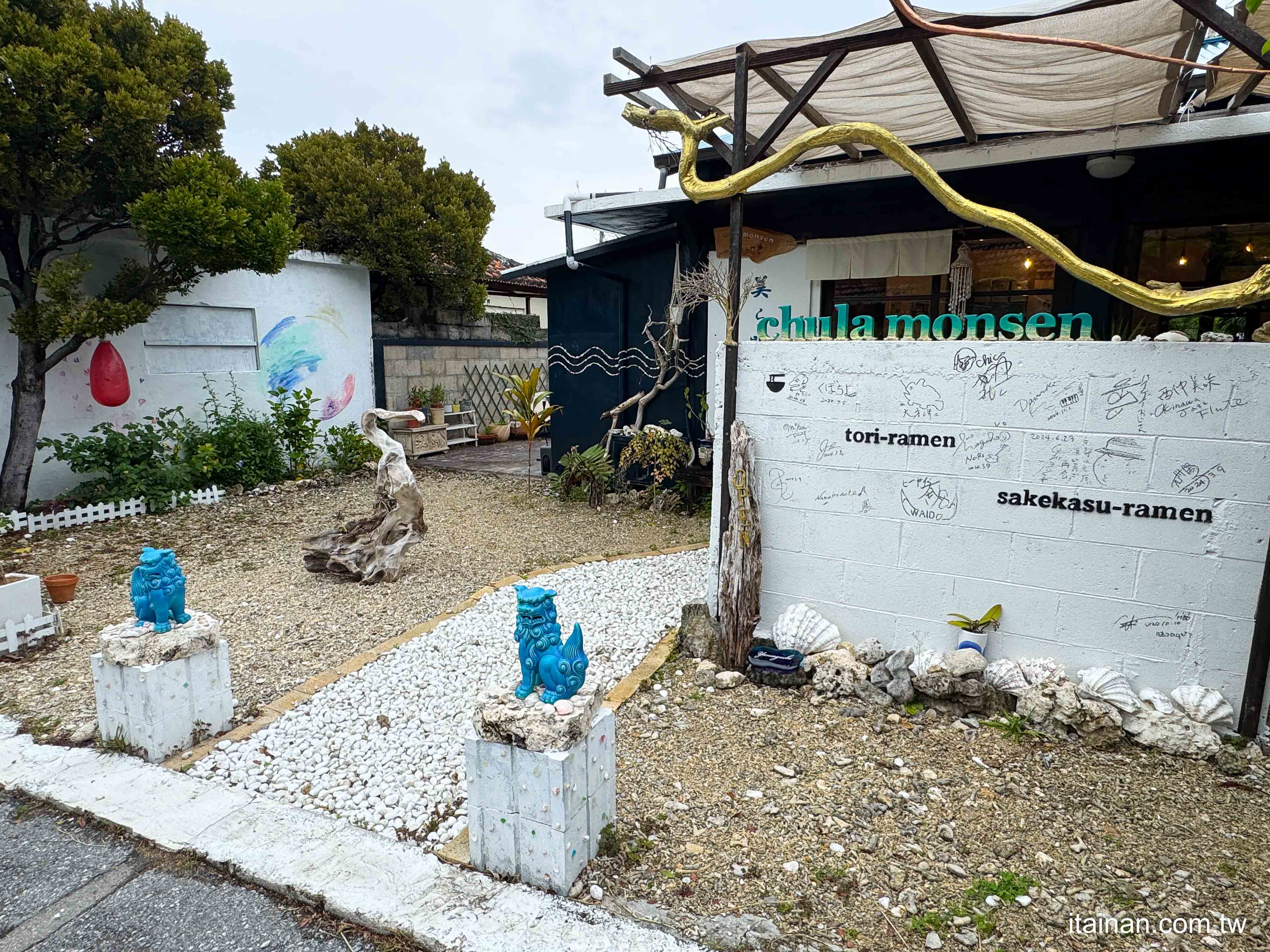 沖繩文青海風小店｜「美ら門扇」藏在巷弄裡的驚喜，獨特酒粕雞白湯拉麵的暖心美味
