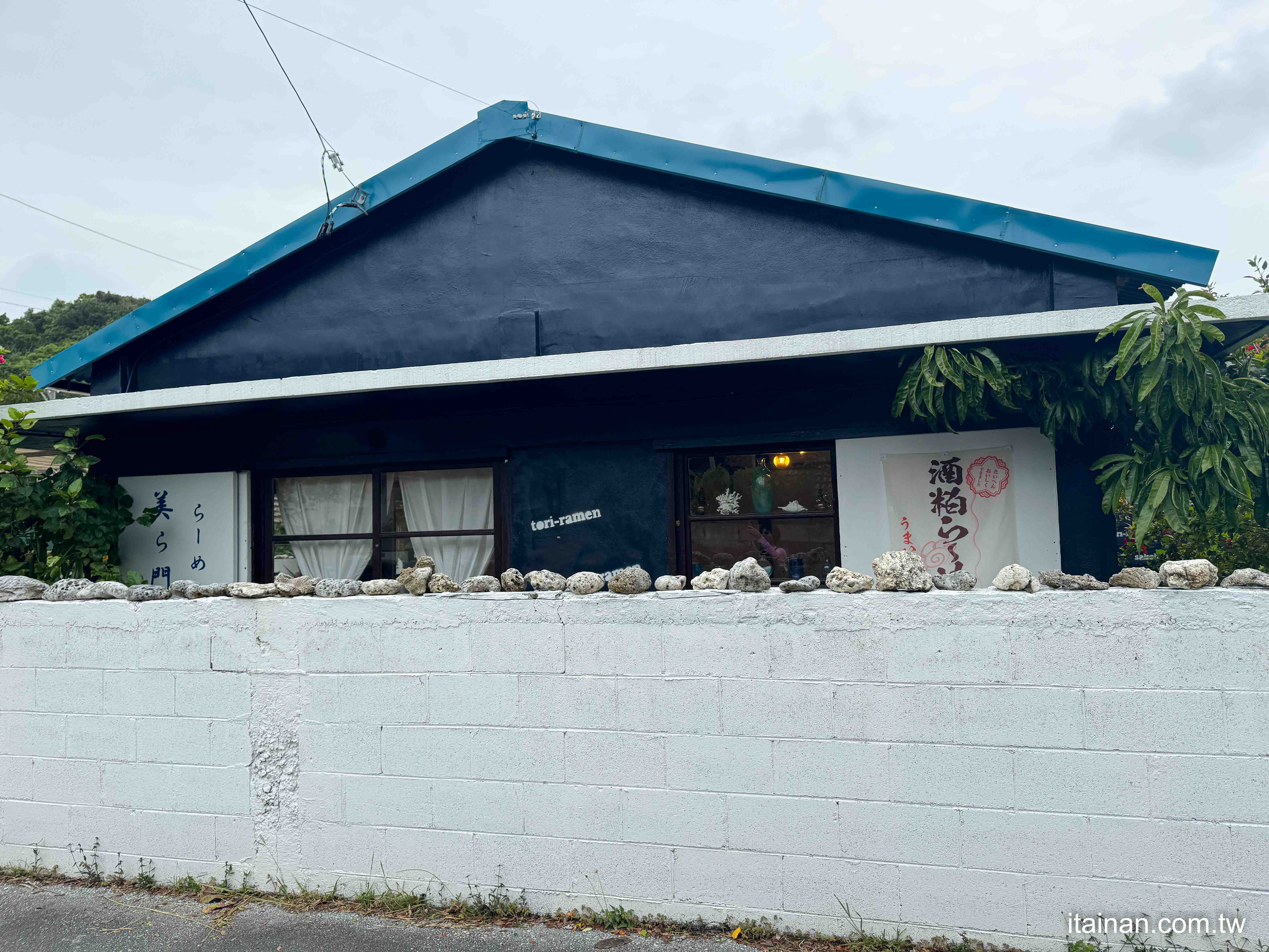 沖繩文青海風小店｜「美ら門扇」藏在巷弄裡的驚喜，獨特酒粕雞白湯拉麵的暖心美味