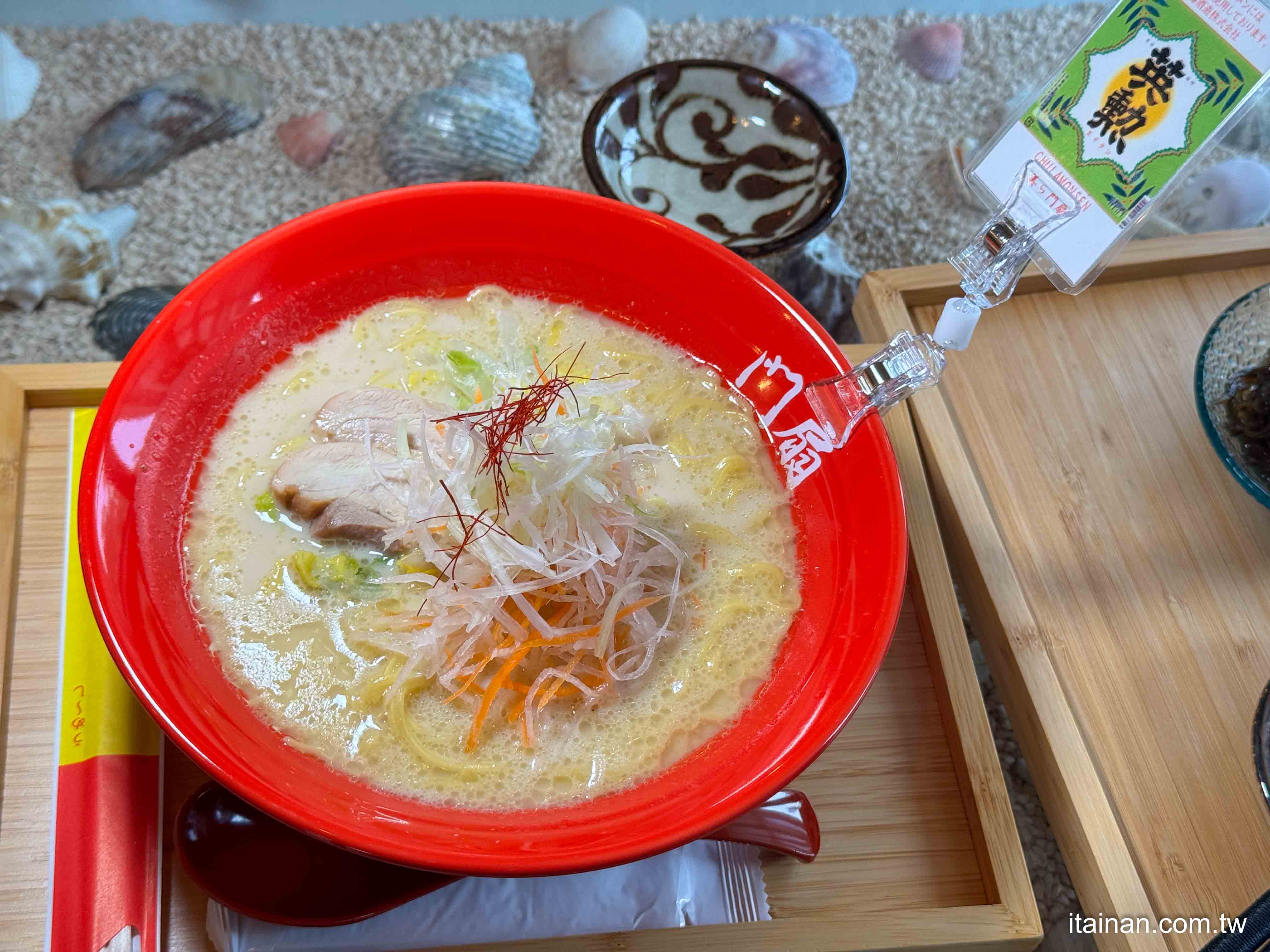 沖繩文青海風小店｜「美ら門扇」藏在巷弄裡的驚喜，獨特酒粕雞白湯拉麵的暖心美味