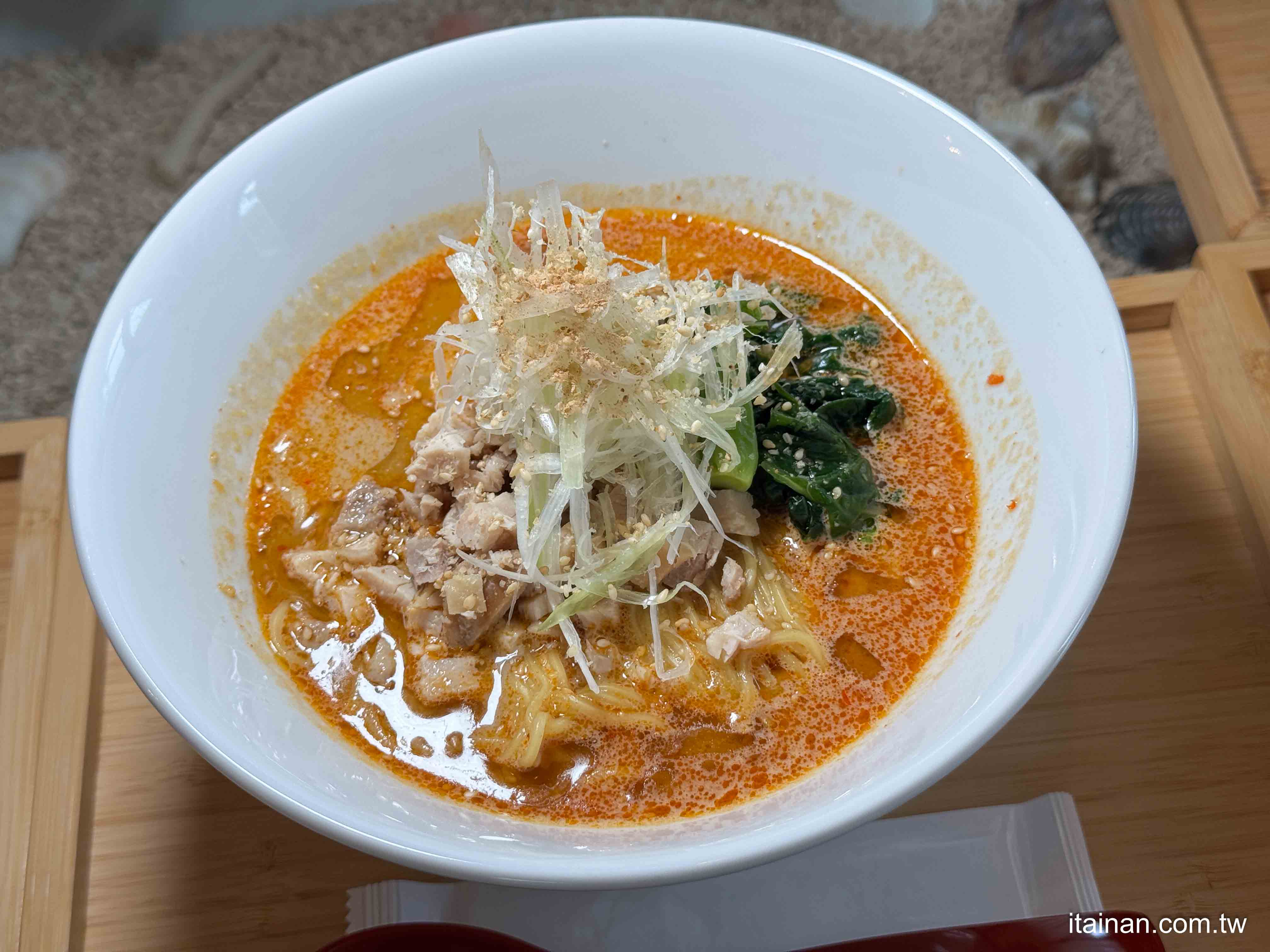 沖繩文青海風小店｜「美ら門扇」藏在巷弄裡的驚喜，獨特酒粕雞白湯拉麵的暖心美味