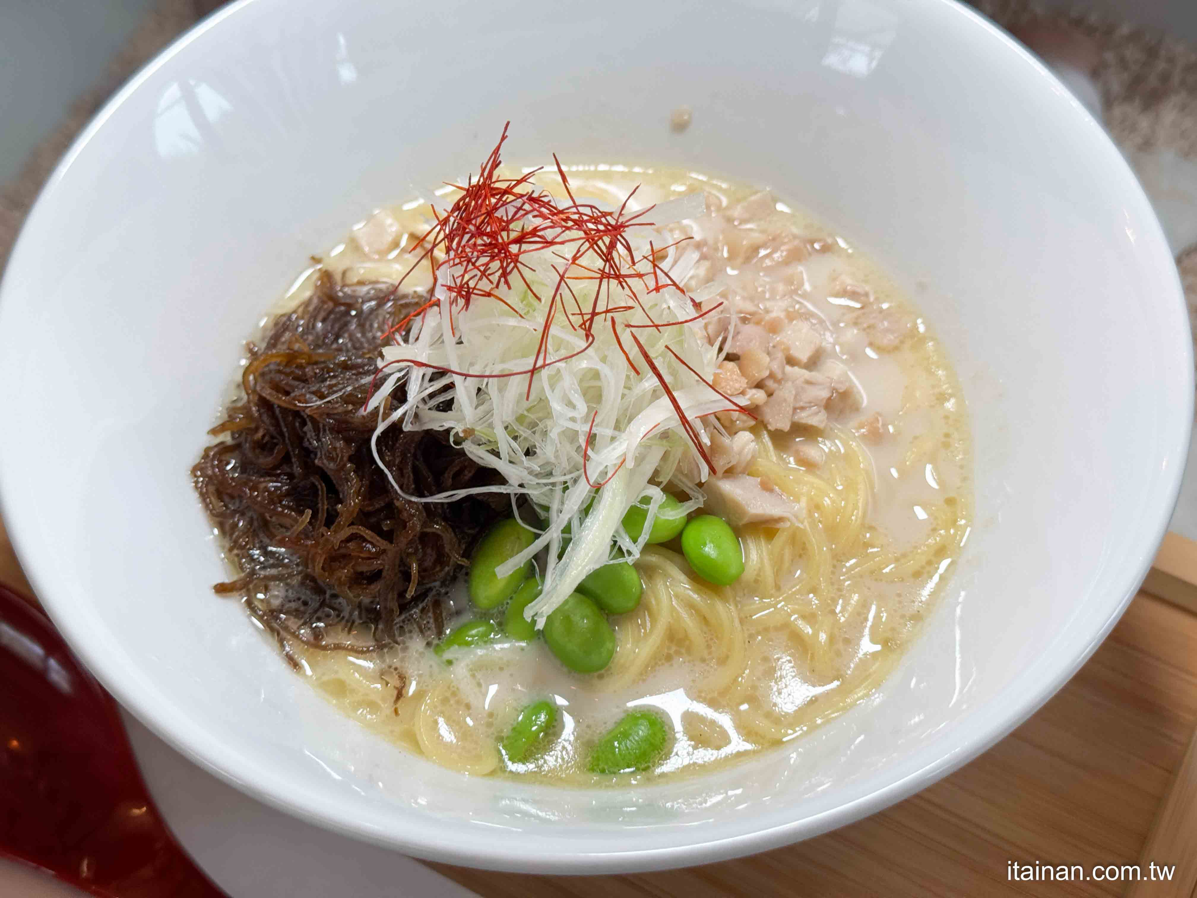 沖繩文青海風小店｜「美ら門扇」藏在巷弄裡的驚喜，獨特酒粕雞白湯拉麵的暖心美味