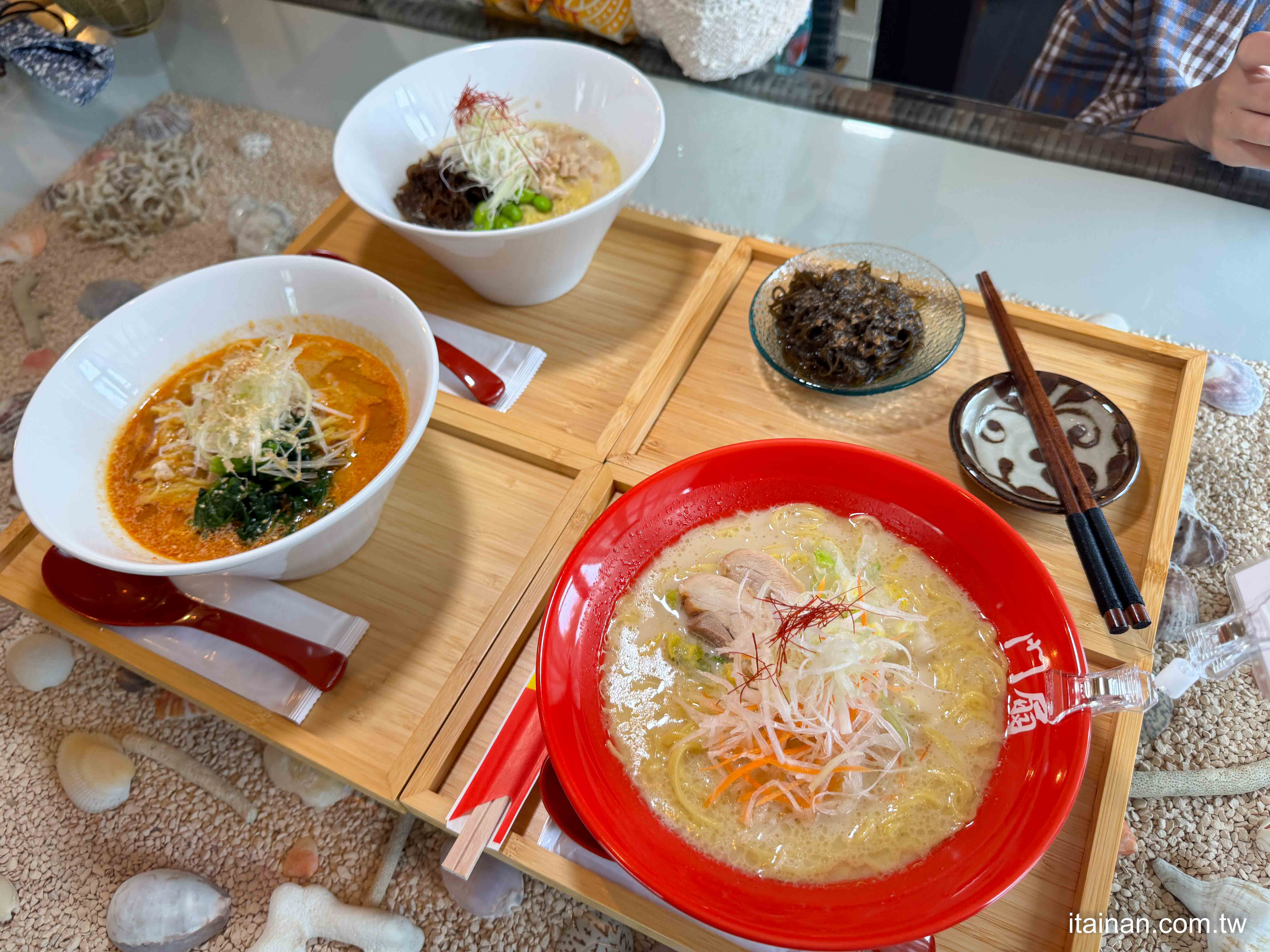 沖繩文青海風小店｜「美ら門扇」藏在巷弄裡的驚喜，獨特酒粕雞白湯拉麵的暖心美味