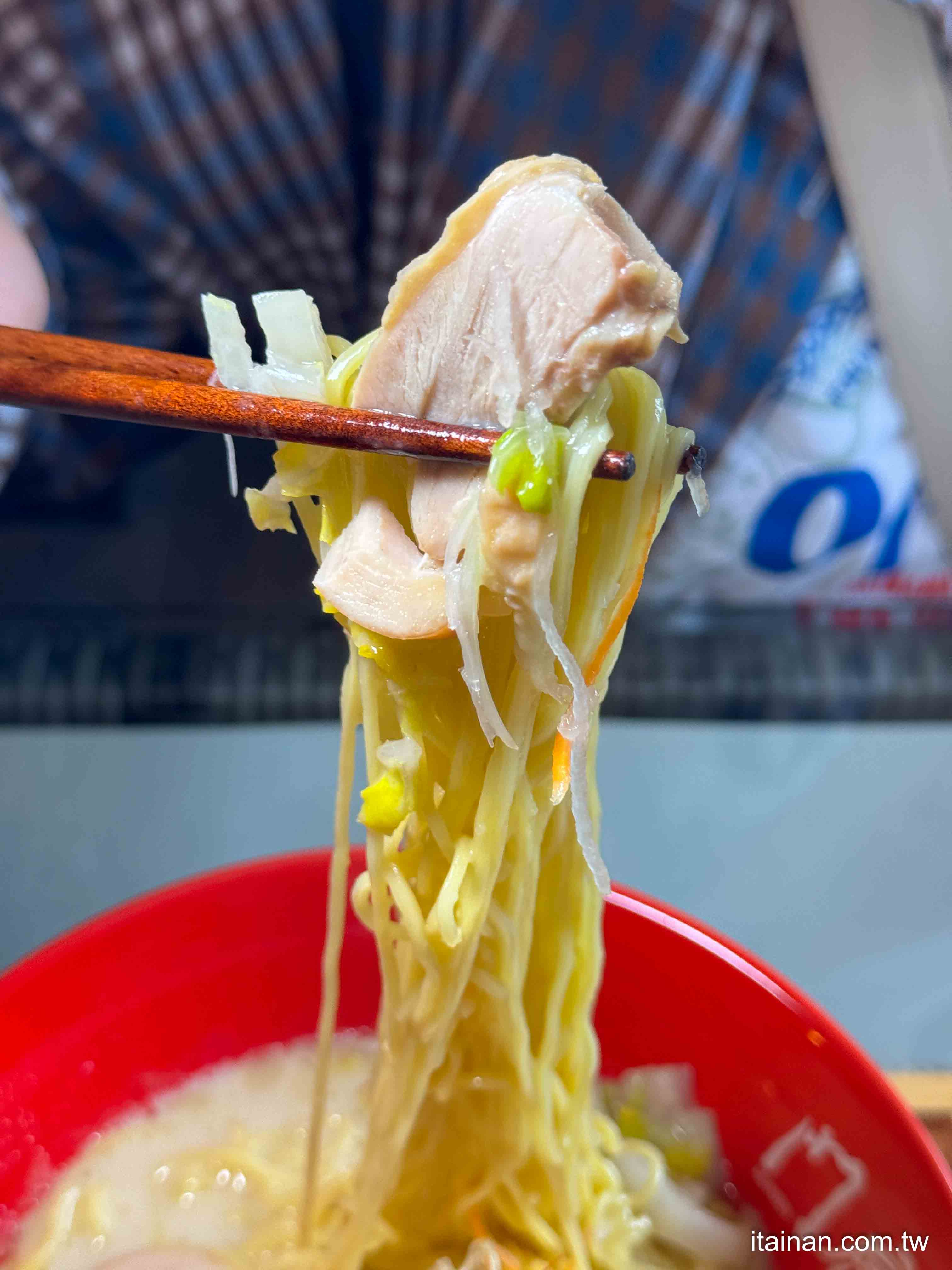 沖繩文青海風小店｜「美ら門扇」藏在巷弄裡的驚喜，獨特酒粕雞白湯拉麵的暖心美味