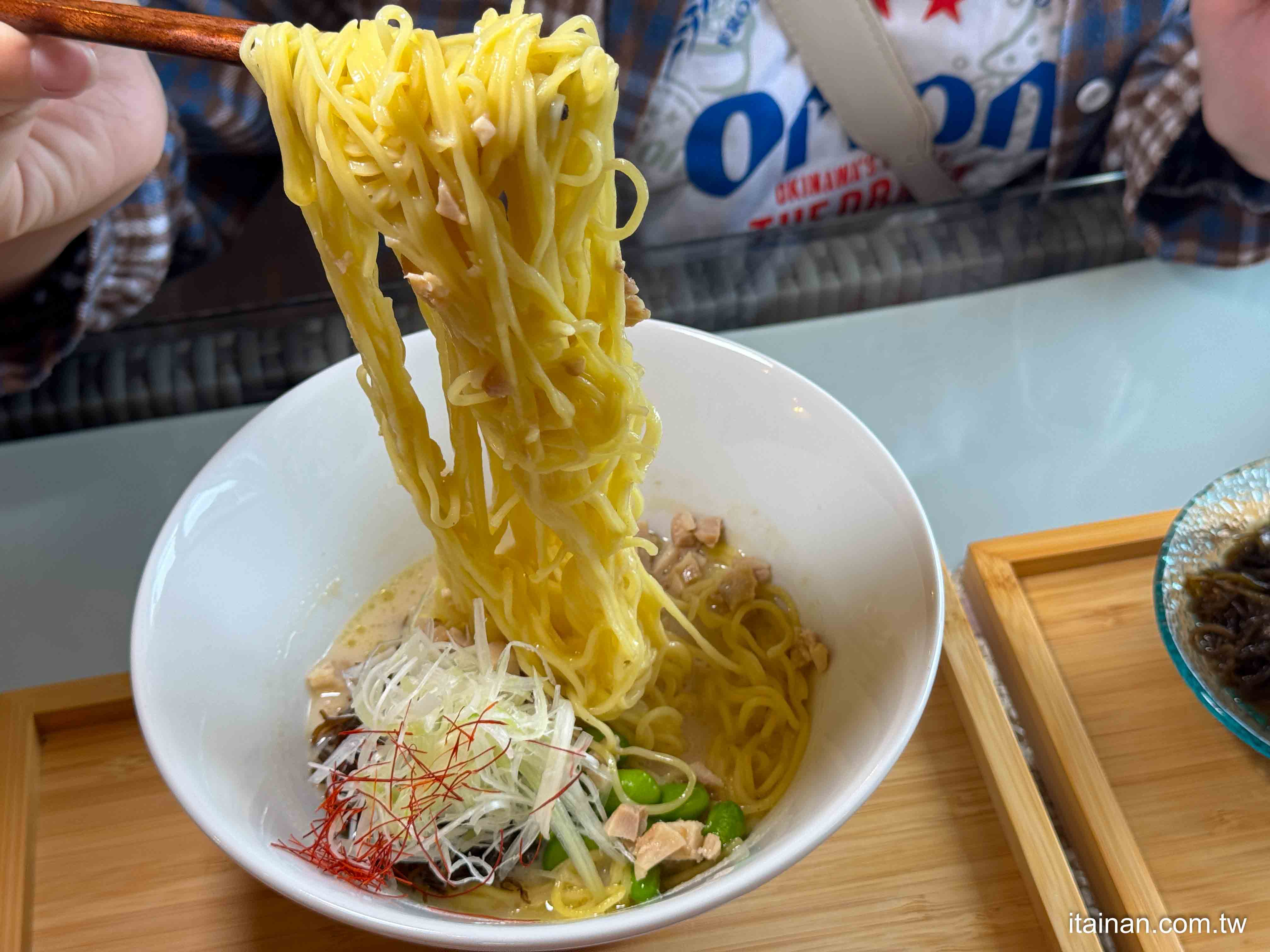 沖繩文青海風小店｜「美ら門扇」藏在巷弄裡的驚喜，獨特酒粕雞白湯拉麵的暖心美味