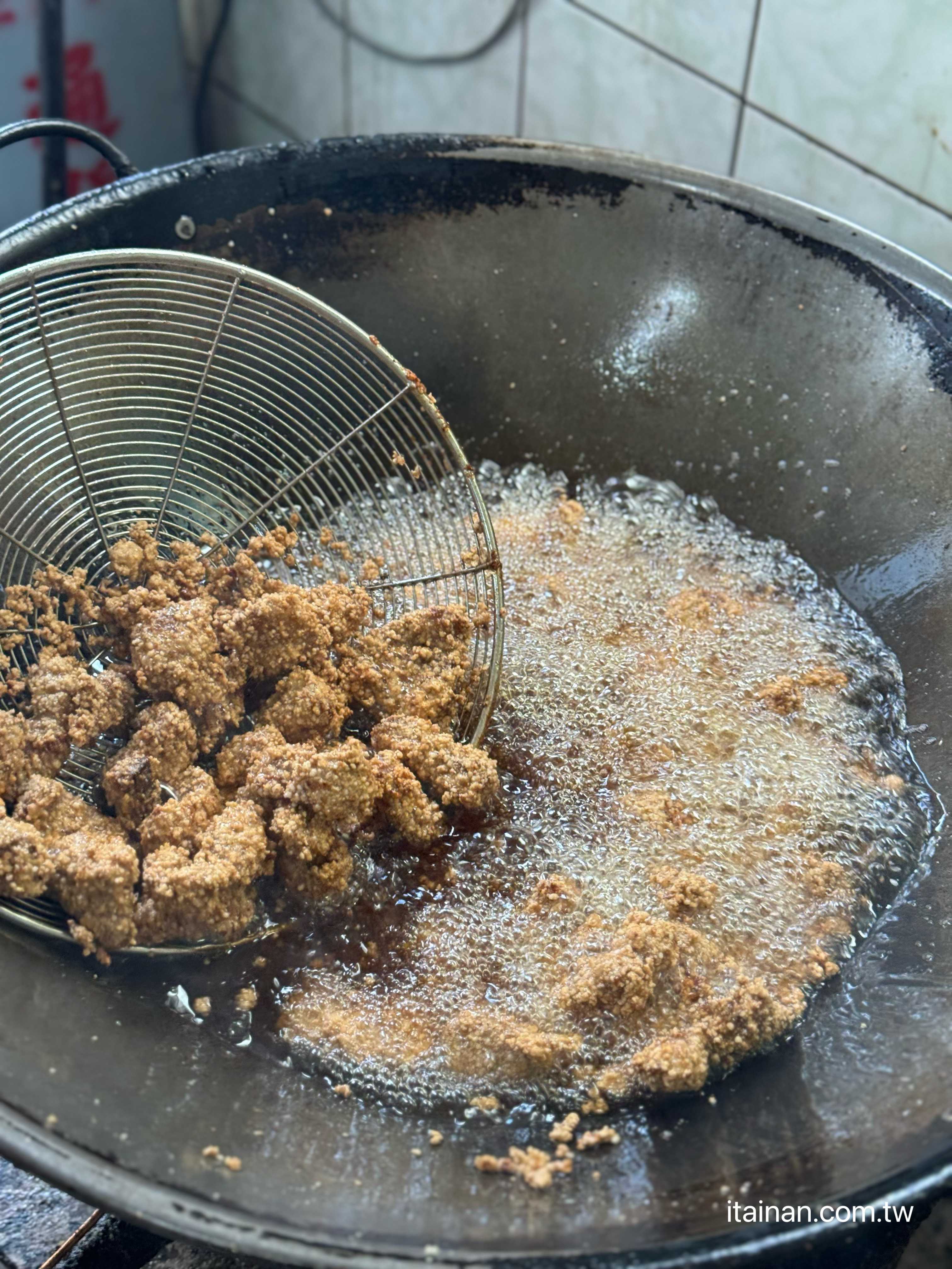 【台南永康美食】在地人從小吃到大的「阿秋浮水土魠魚羹」!土魠魚酥炸香脆、湯頭清爽，還有邪惡雞絲飯配爌肉超欠吃！