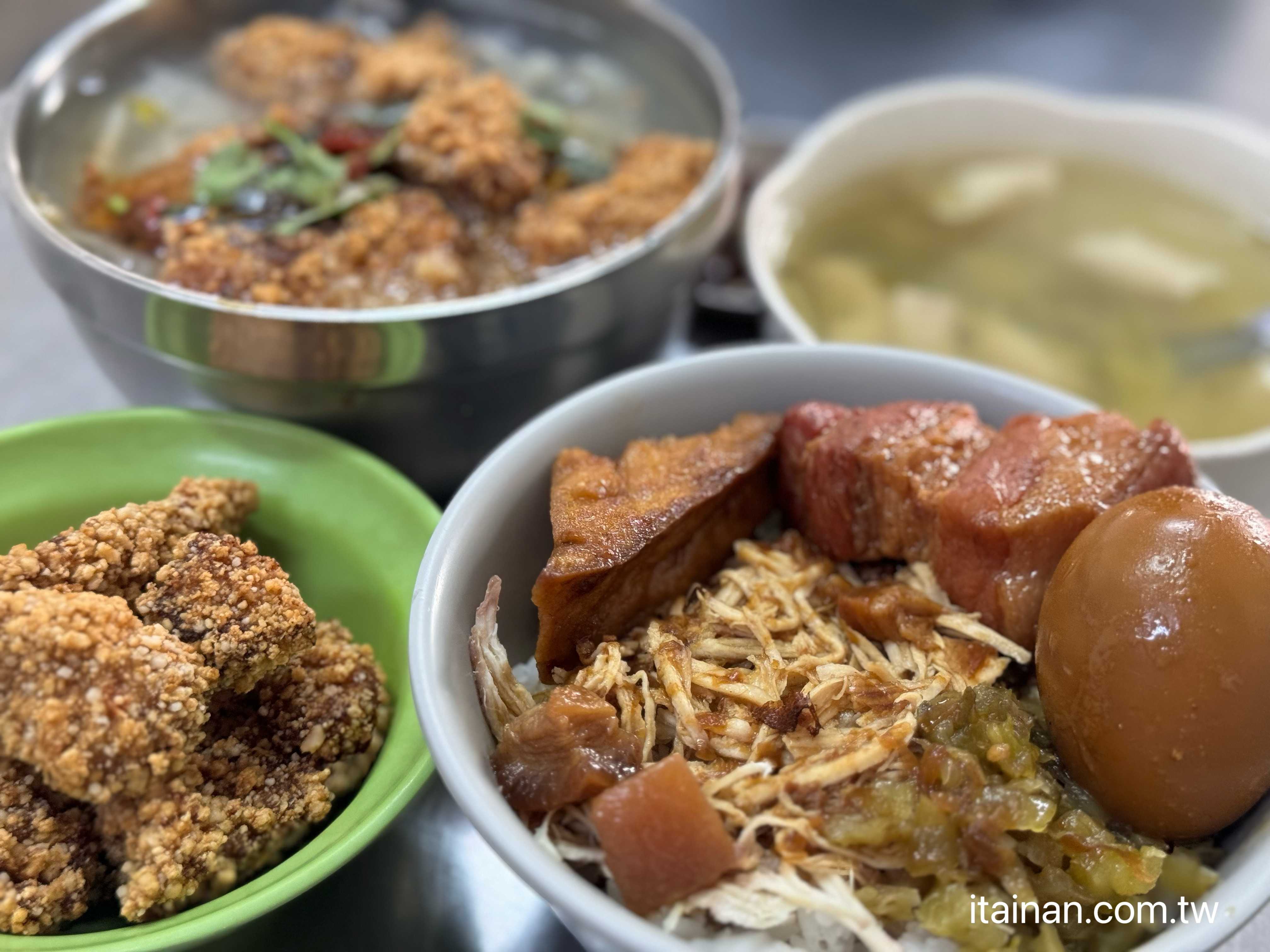 【台南永康美食】在地人從小吃到大的「阿秋浮水土魠魚羹」!土魠魚酥炸香脆、湯頭清爽，還有邪惡雞絲飯配爌肉超欠吃！