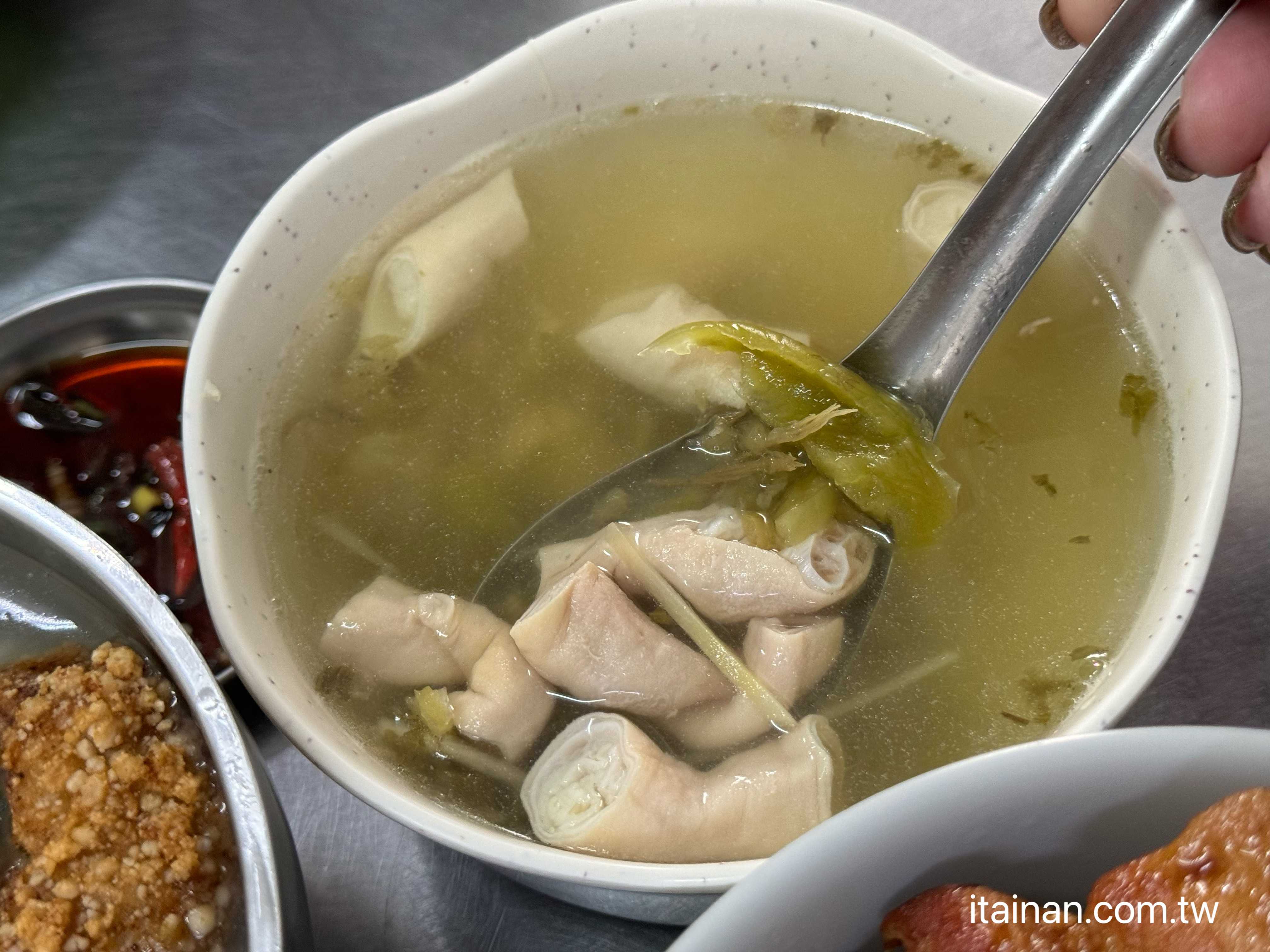 【台南永康美食】在地人從小吃到大的「阿秋浮水土魠魚羹」!土魠魚酥炸香脆、湯頭清爽，還有邪惡雞絲飯配爌肉超欠吃！