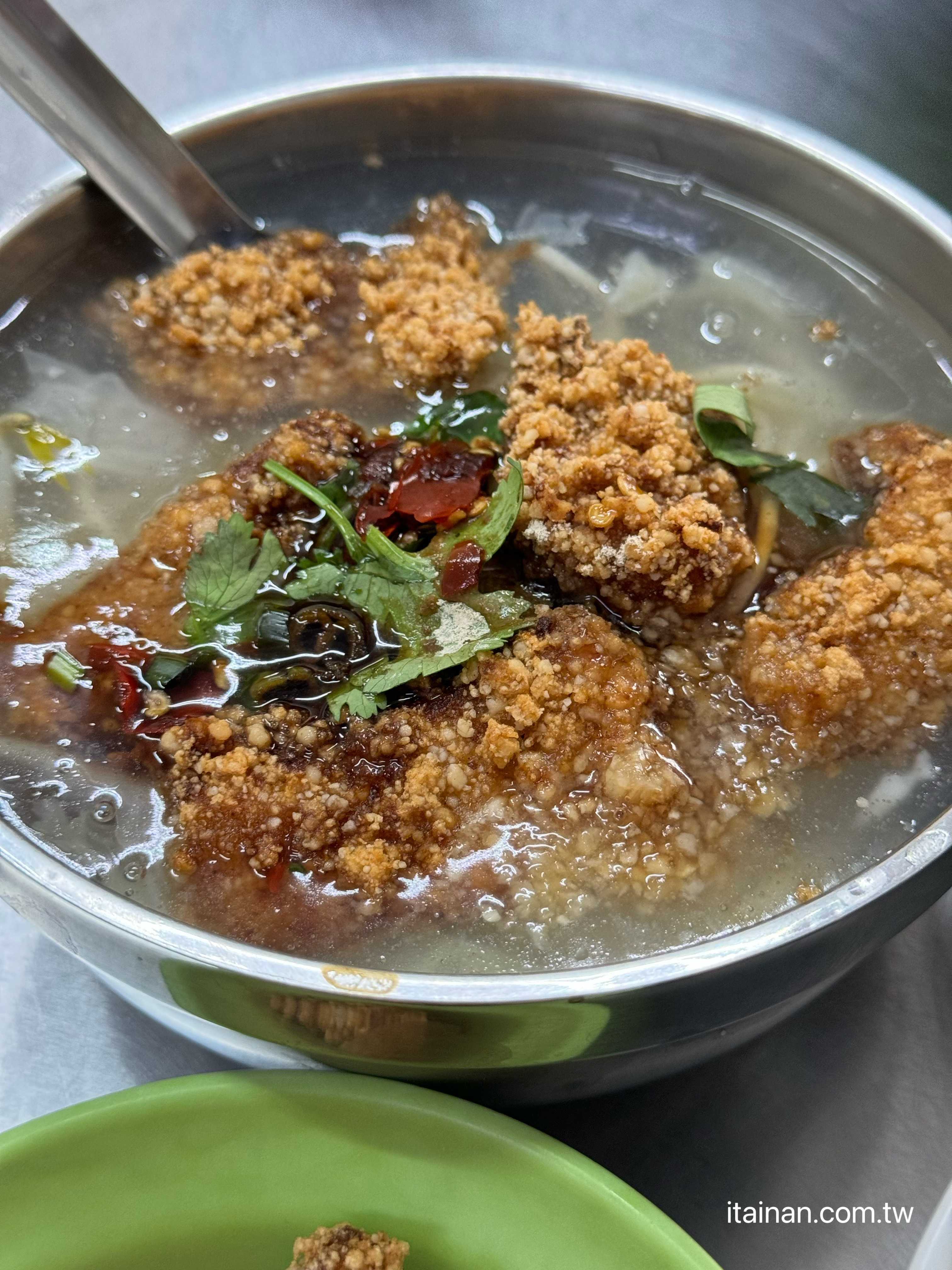 【台南永康美食】在地人從小吃到大的「阿秋浮水土魠魚羹」!土魠魚酥炸香脆、湯頭清爽，還有邪惡雞絲飯配爌肉超欠吃！