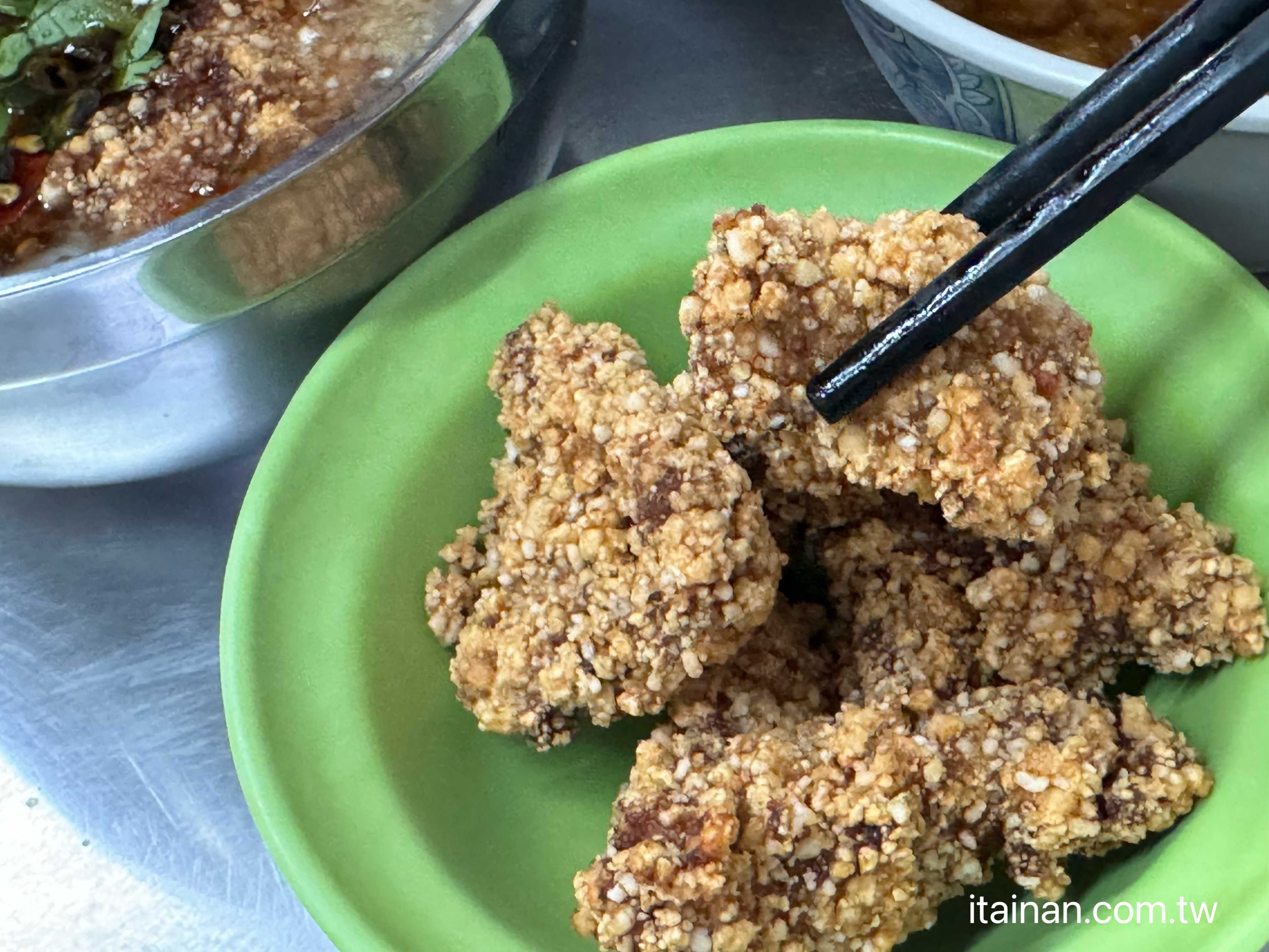 【台南永康美食】在地人從小吃到大的「阿秋浮水土魠魚羹」!土魠魚酥炸香脆、湯頭清爽，還有邪惡雞絲飯配爌肉超欠吃！