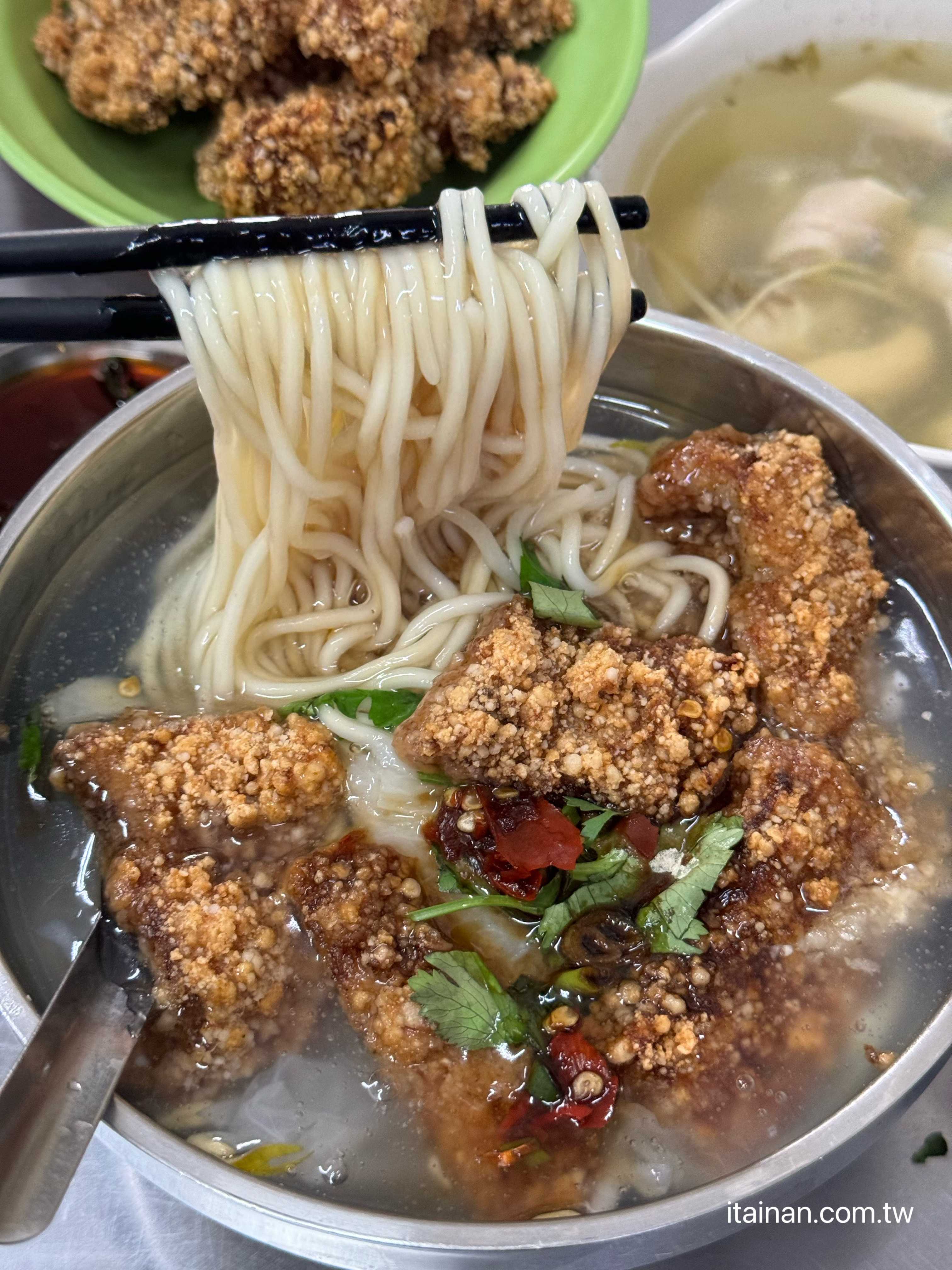 【台南永康美食】在地人從小吃到大的「阿秋浮水土魠魚羹」!土魠魚酥炸香脆、湯頭清爽，還有邪惡雞絲飯配爌肉超欠吃！