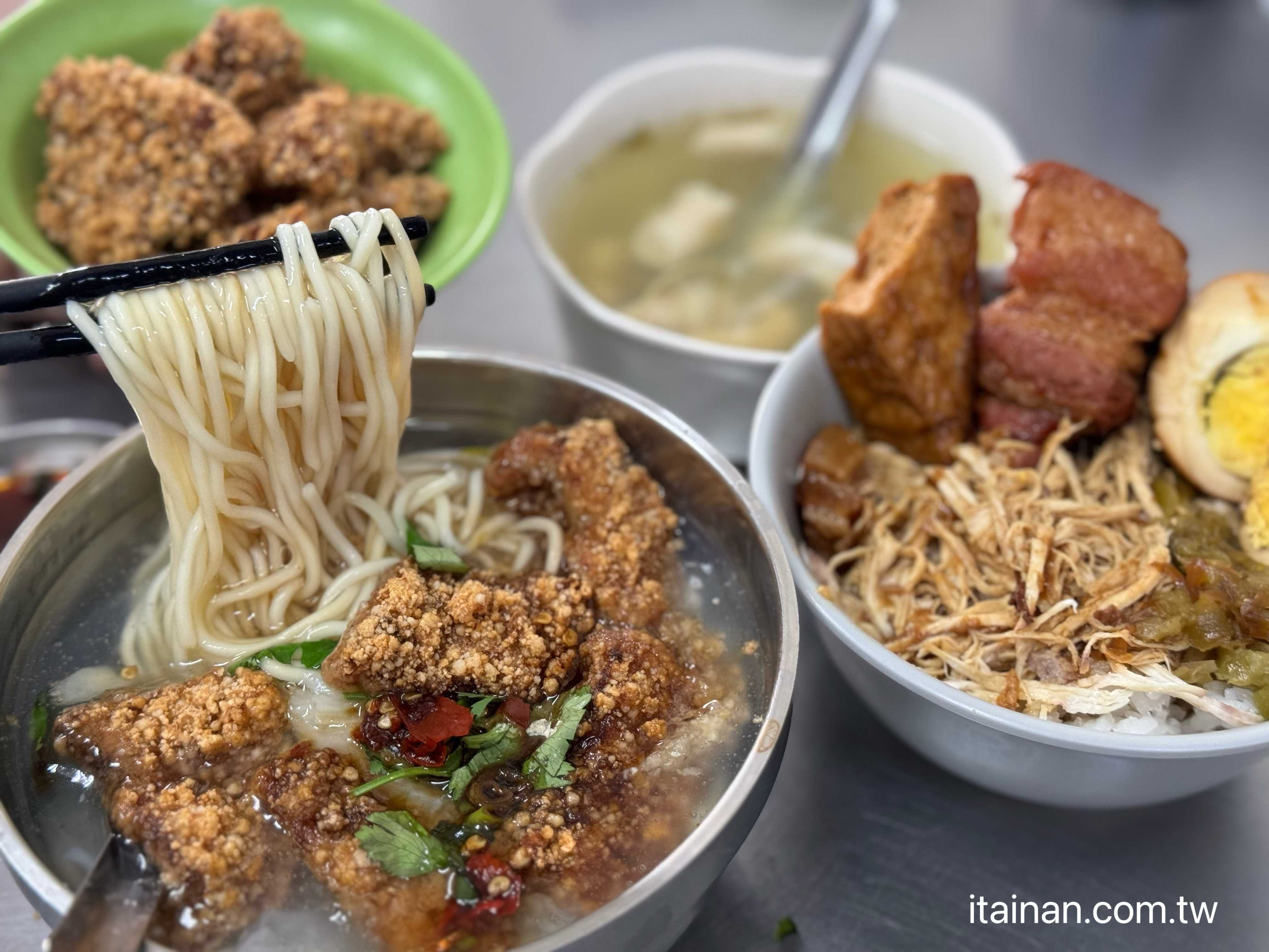 【台南永康美食】在地人從小吃到大的「阿秋浮水土魠魚羹」!土魠魚酥炸香脆、湯頭清爽，還有邪惡雞絲飯配爌肉超欠吃！