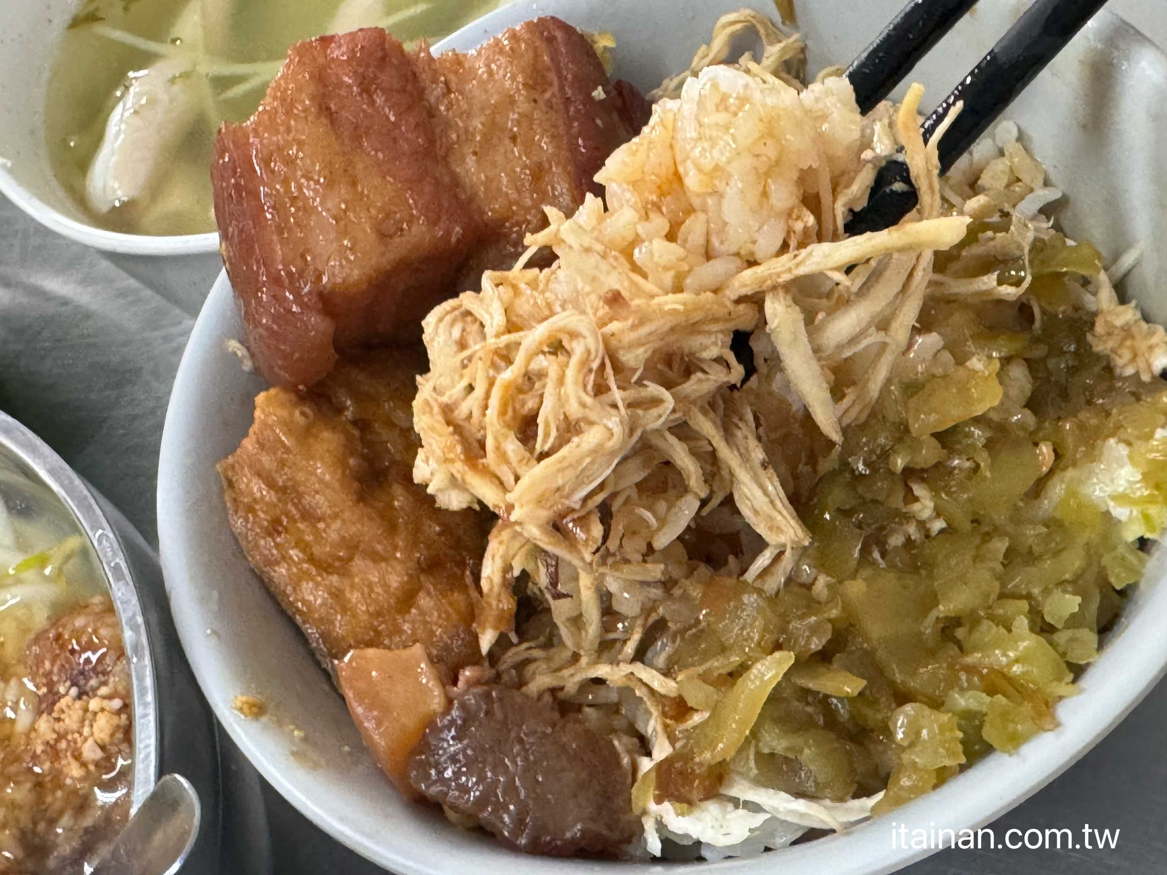 【台南永康美食】在地人從小吃到大的「阿秋浮水土魠魚羹」!土魠魚酥炸香脆、湯頭清爽，還有邪惡雞絲飯配爌肉超欠吃！