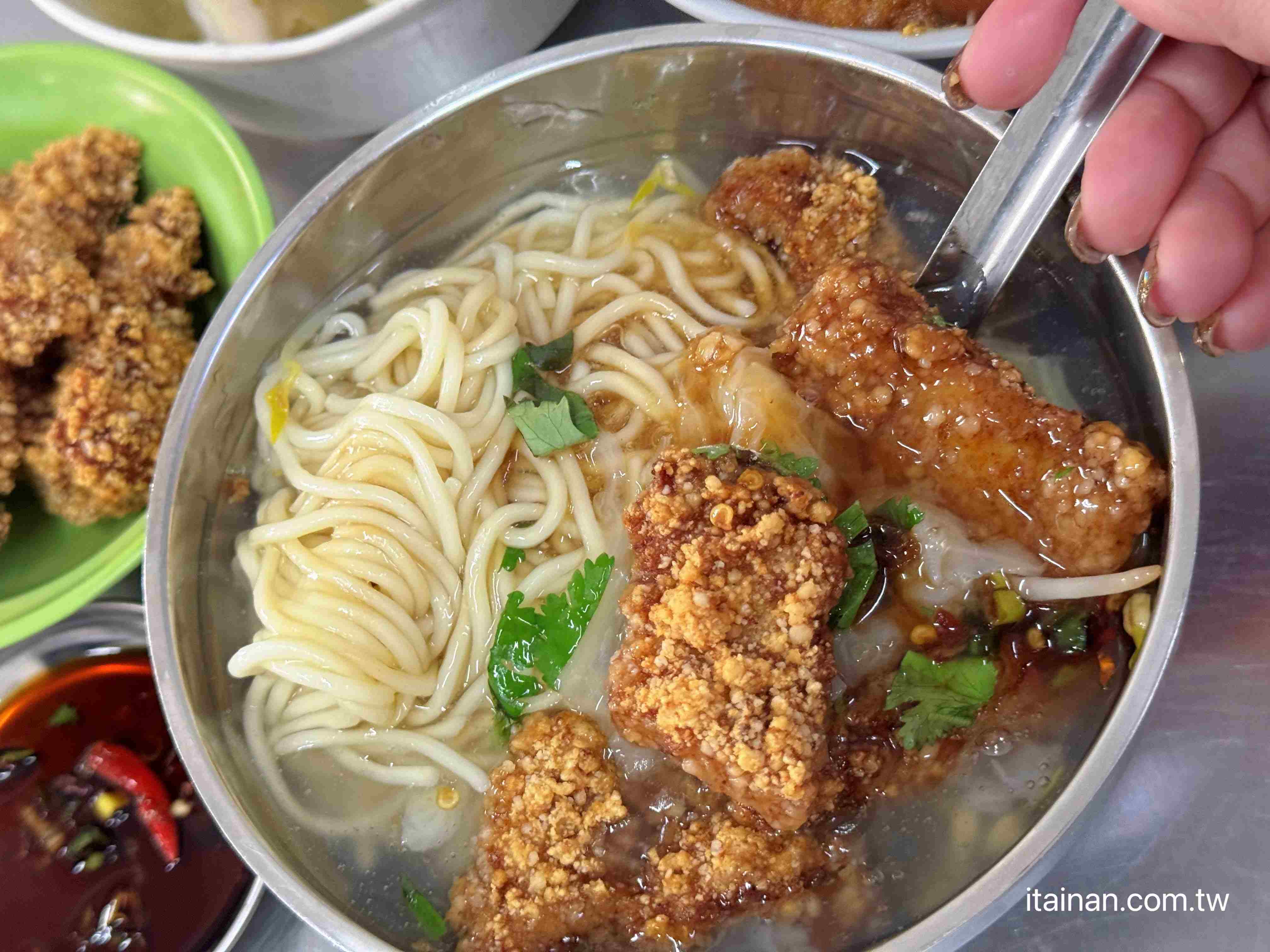 【台南永康美食】在地人從小吃到大的「阿秋浮水土魠魚羹」!土魠魚酥炸香脆、湯頭清爽，還有邪惡雞絲飯配爌肉超欠吃！