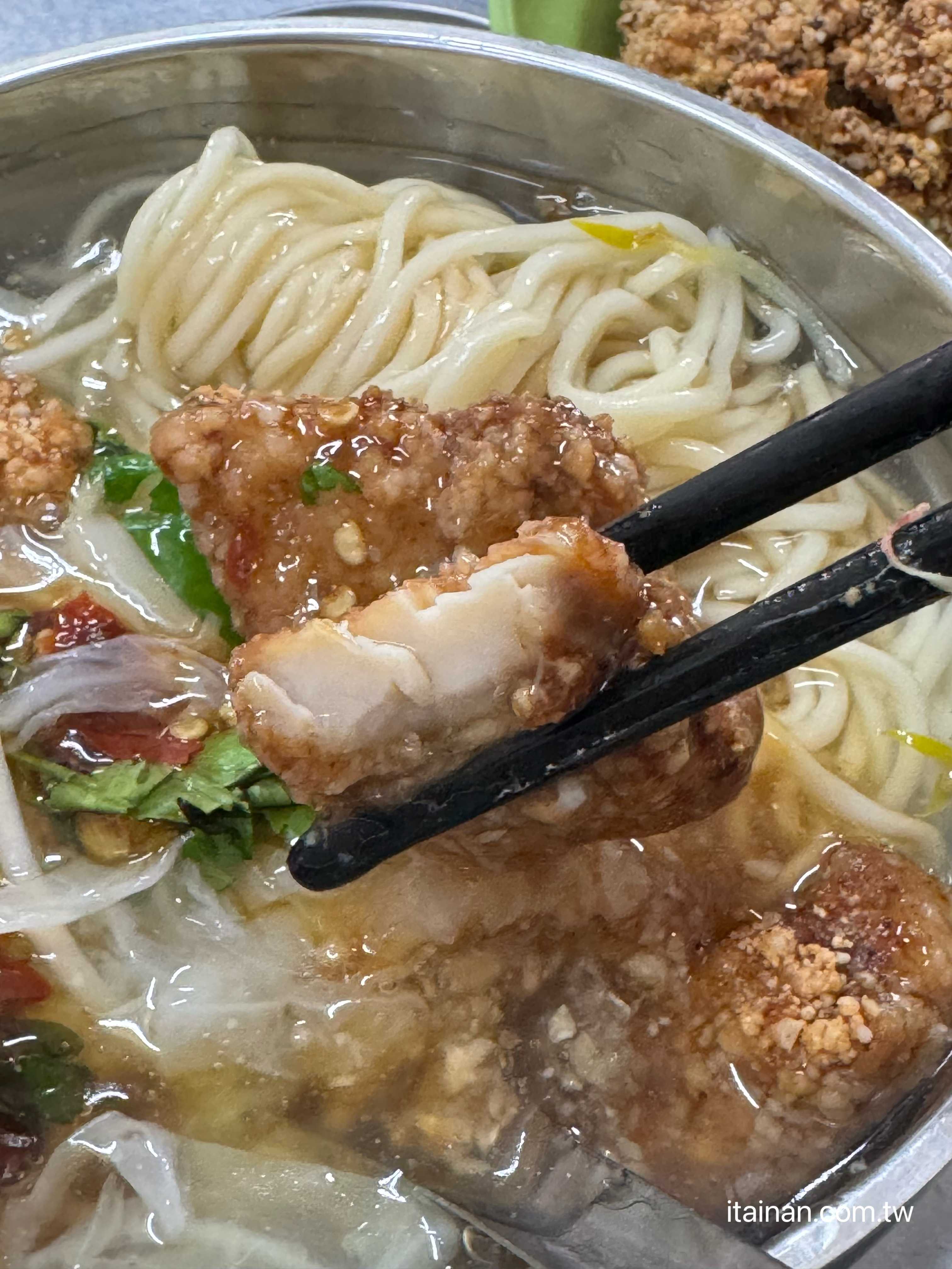 【台南永康美食】在地人從小吃到大的「阿秋浮水土魠魚羹」!土魠魚酥炸香脆、湯頭清爽，還有邪惡雞絲飯配爌肉超欠吃！