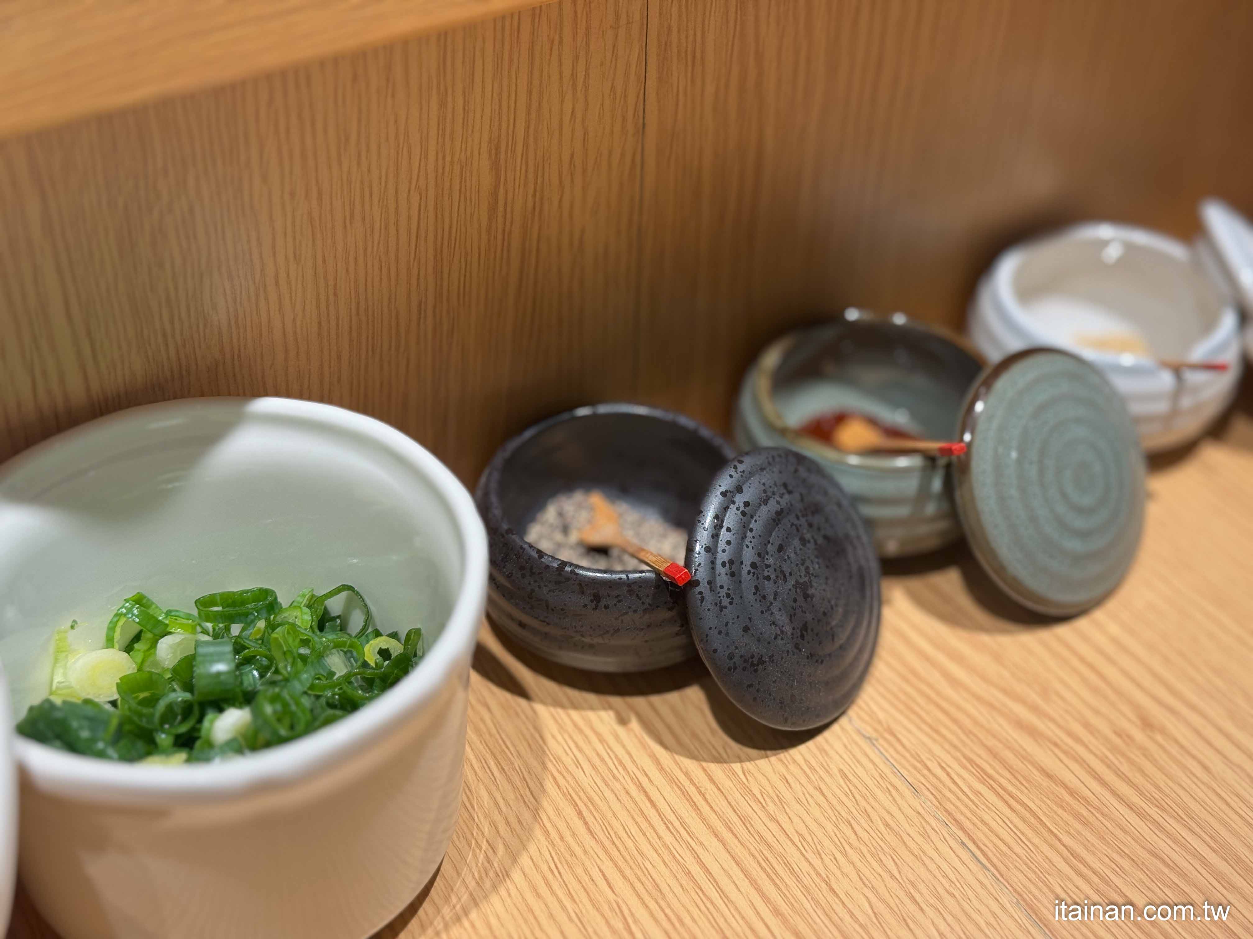 台南拉麵控必收！日本京都名店「魁力屋」來了，台灣限定湯頭大公開 ｜新光三越小北門店美食