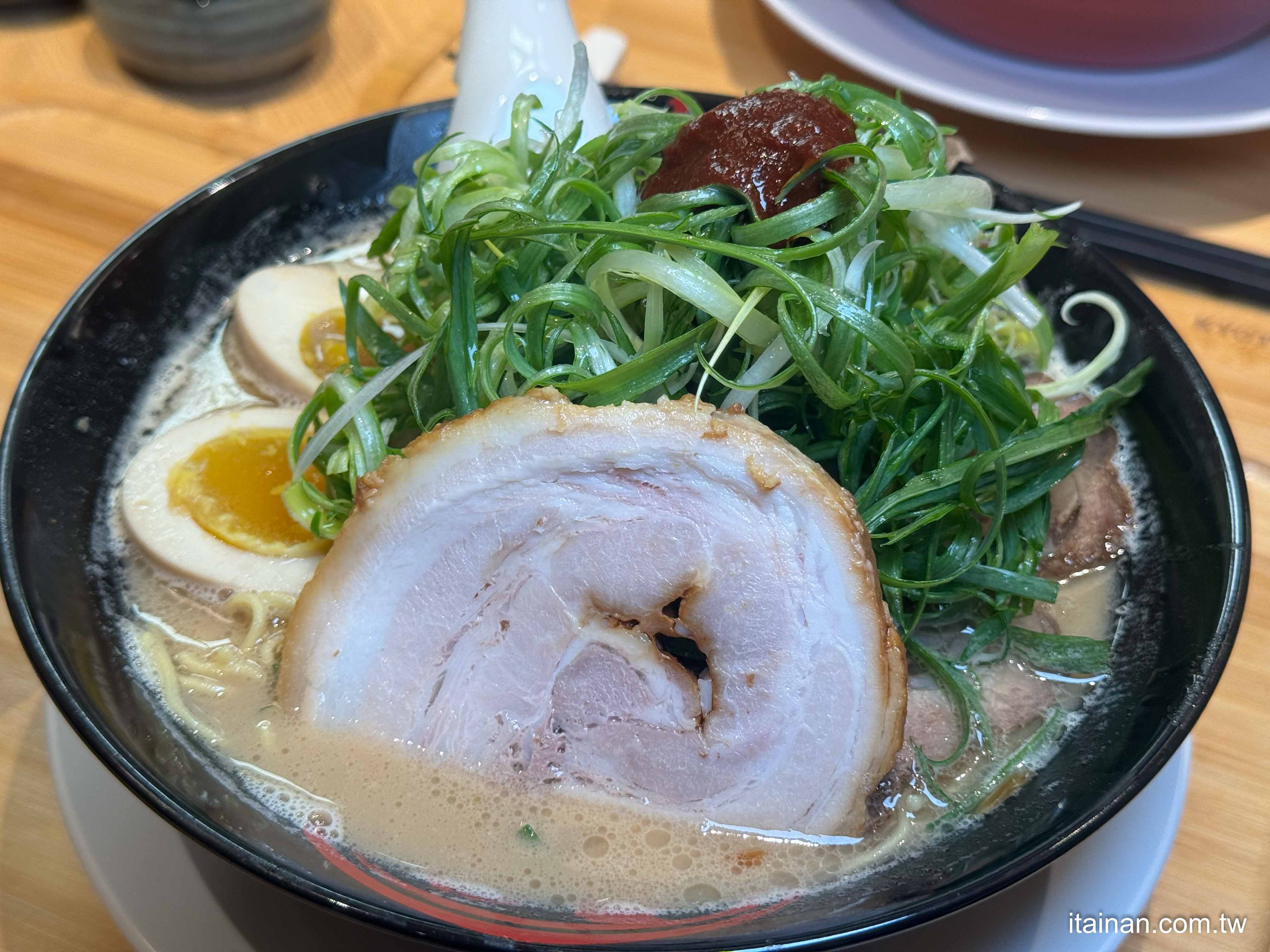 台南拉麵控必收！日本京都名店「魁力屋」來了，台灣限定湯頭大公開 ｜新光三越小北門店美食