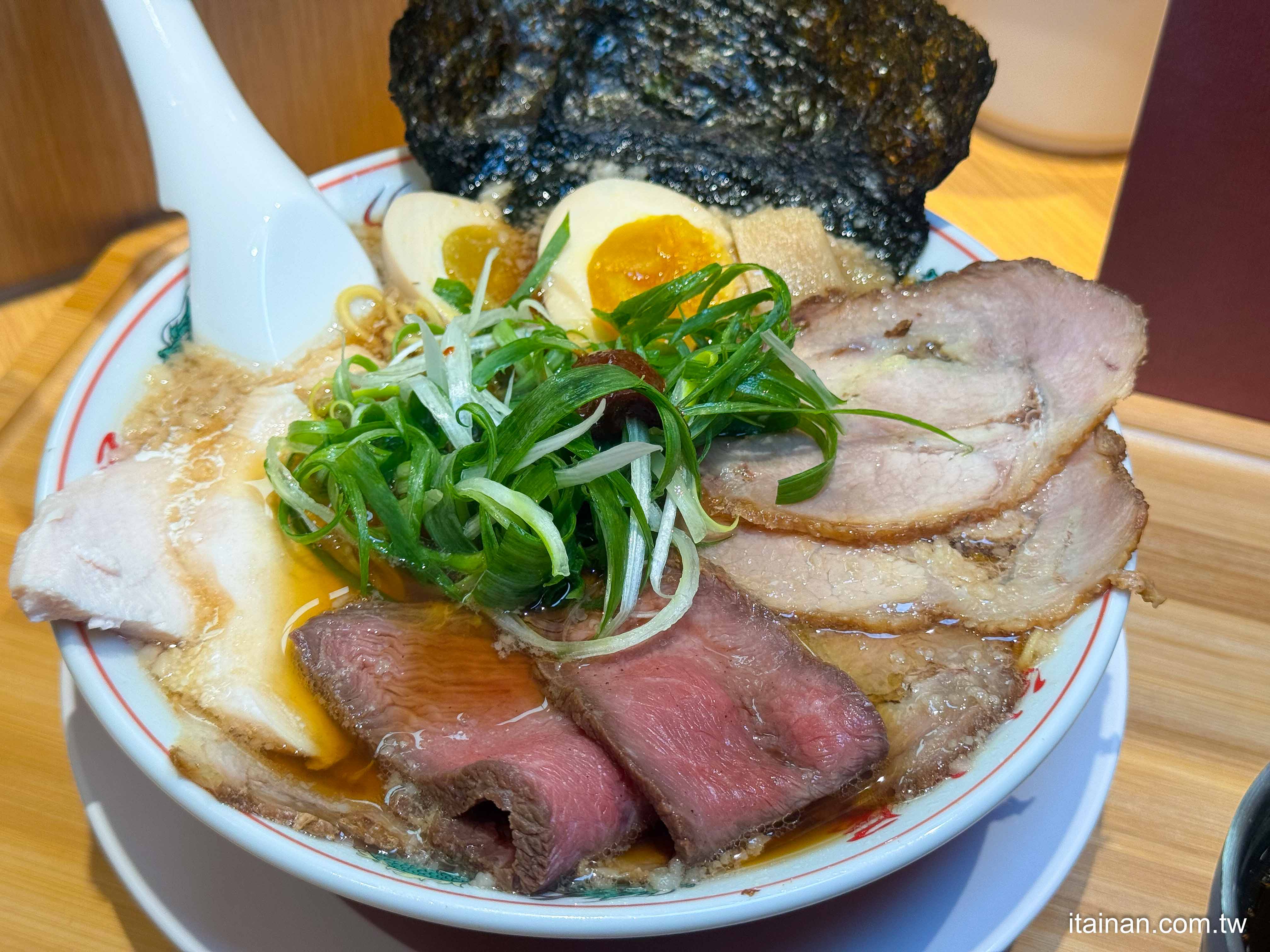 台南拉麵控必收！日本京都名店「魁力屋」來了，台灣限定湯頭大公開 ｜新光三越小北門店美食